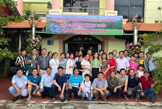Công đoàn cơ sở Văn phòng Ủy ban nhân dân thành phố Cần Thơ học tập kinh nghiệm tại Bến Tre