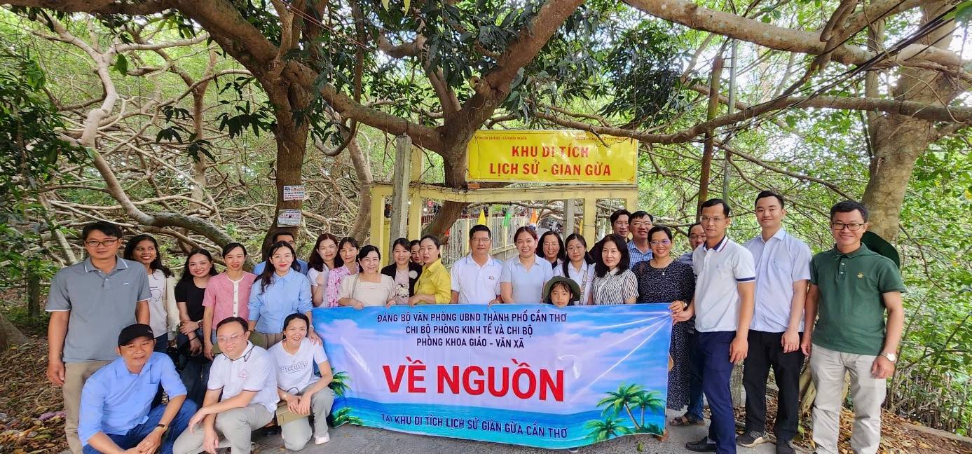 Giàn Gừa - Điểm hẹn về nguồn bồi đắp lý tưởng, khơi dậy niềm tự hào và trách nhiệm của cán bộ, đảng viên Phòng Khoa giáo - Văn xã và Phòng Kinh tế 