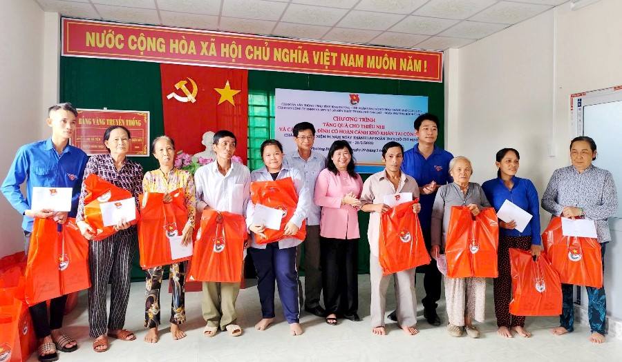Chi đoàn Văn phòng UBND thành phố thăm hỏi và trao quà cho các hộ gia đình, trẻ em có hoàn cảnh khó khăn tại Cồn Sơn