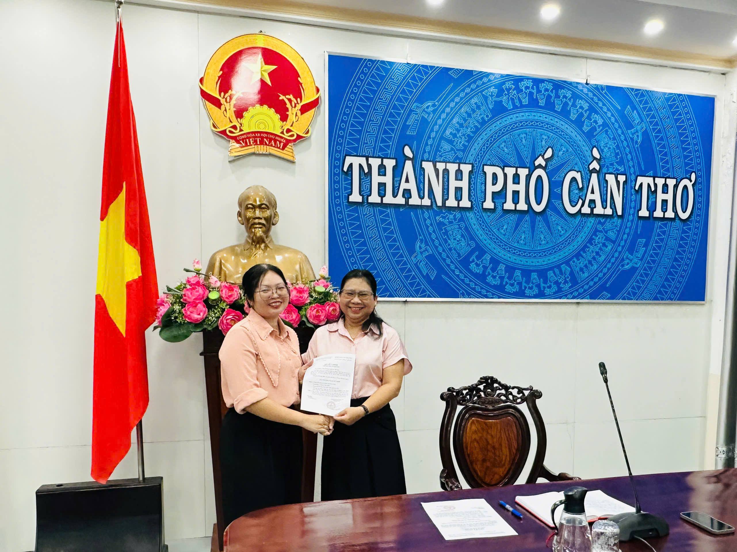 Trao quyết định công nhận đảng viên chính thức cho đảng viên dự bị