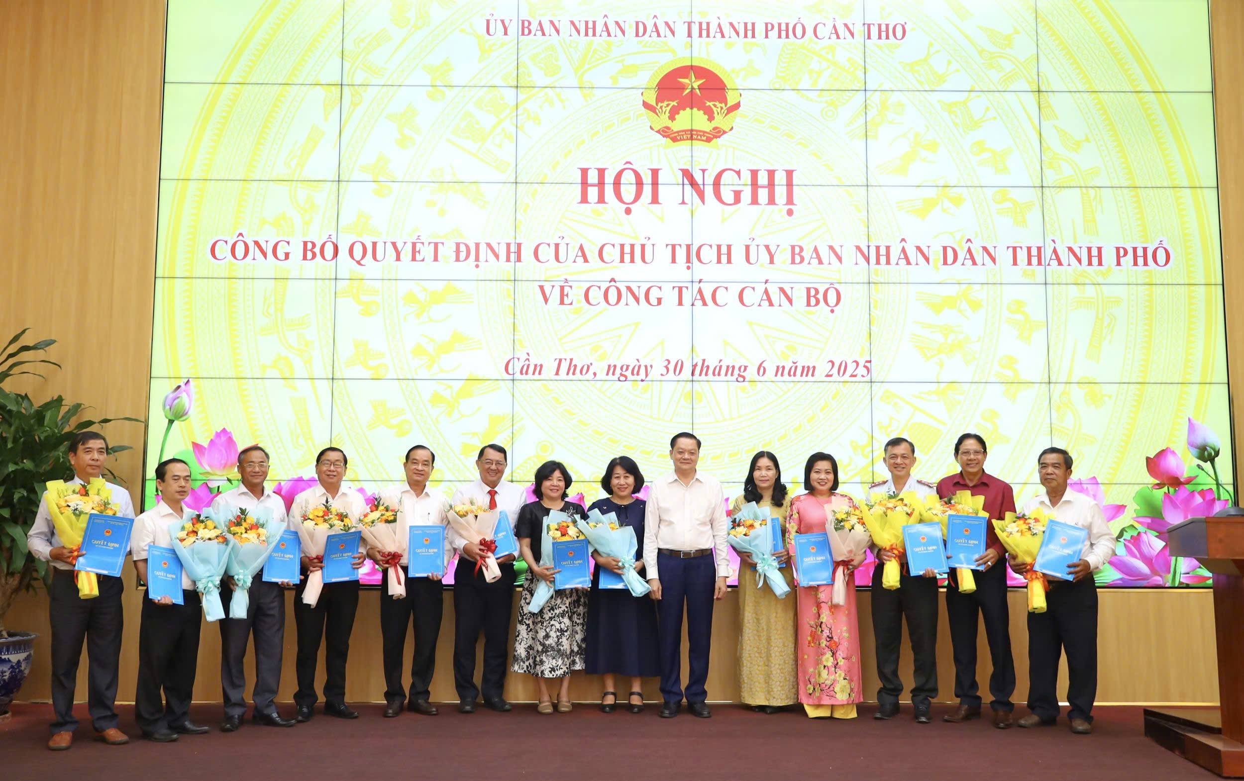 UBND Thành phố trao quyết định nghỉ hưu cho 13 cán bộ