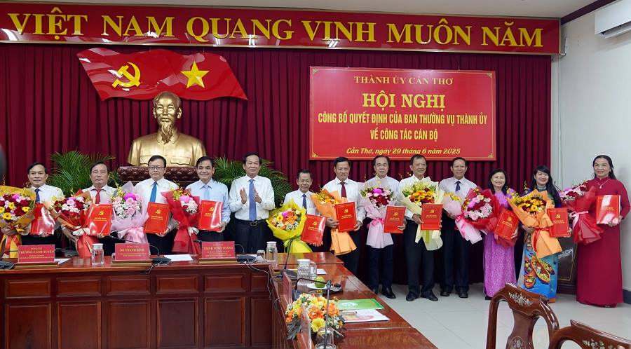 Chiều 29-6-2025, Ban Thường vụ (BTV) Thành ủy Cần Thơ tổ chức hội nghị công bố các quyết định của BTV Thành ủy về công tác cán bộ.