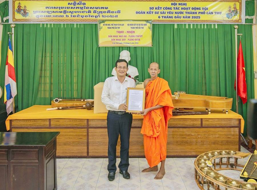 Trao tặng 2 dàn nhạc cụ cho đồng bào dân tộc Khmer trên địa bàn thành phố Cần Thơ