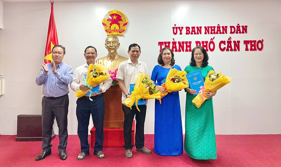Trao quyết định nghỉ hưu trước tuổi cho 4 công chức Văn phòng UBND TP Cần Thơ