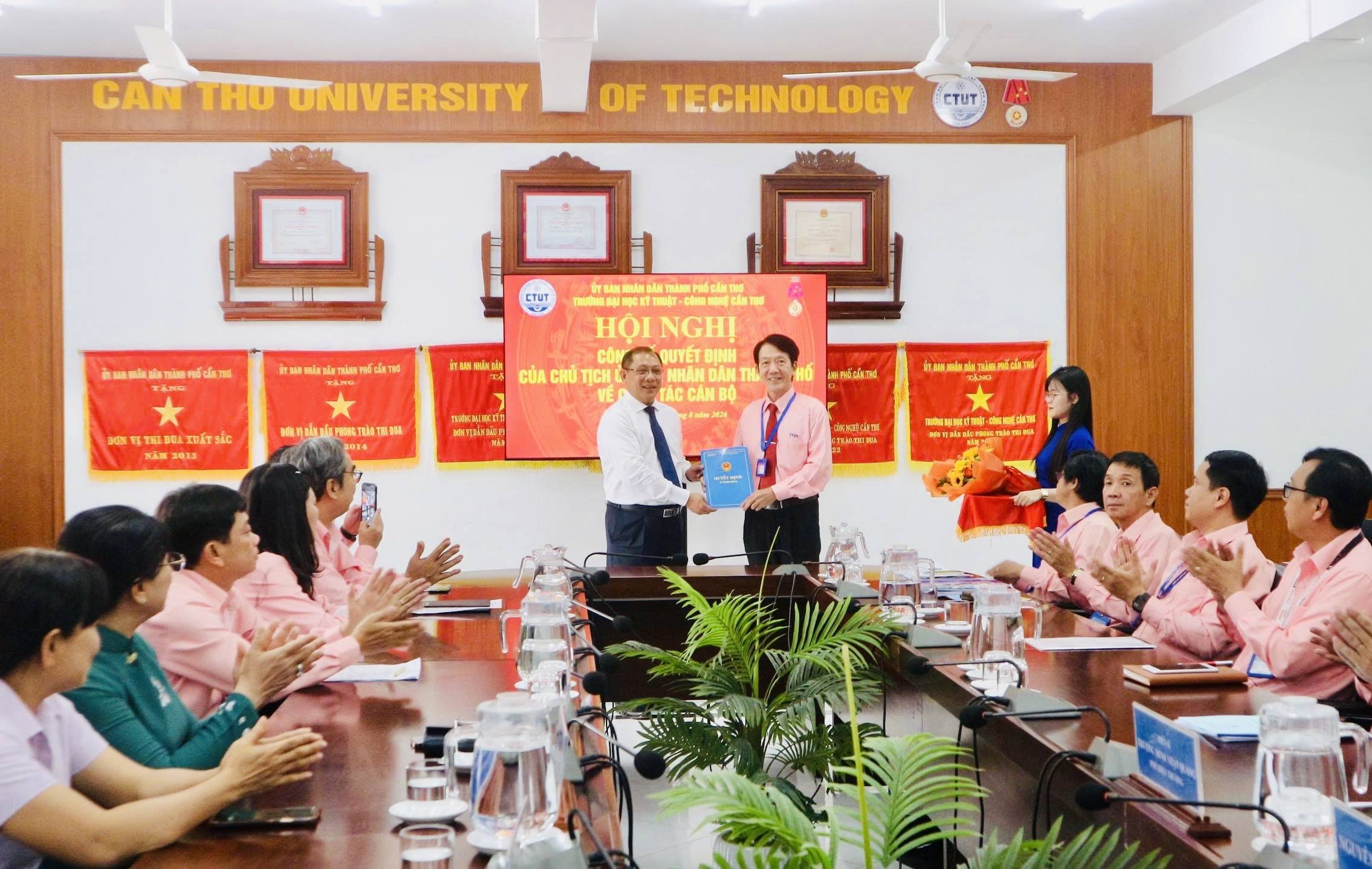 Lãnh đạo TP trao quyết định nghỉ hưu cho Phó Hiệu trưởng Trường Đại học Kỹ thuật - Công nghệ Cần Thơ Trương Minh Nhật Quang