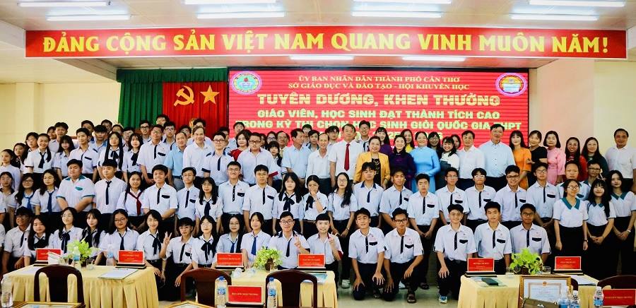 Cần Thơ tuyên dương, khen thưởng học sinh và giáo viên đạt thành tích cao tại Kỳ thi chọn học sinh giỏi quốc gia THPT năm học 2025-2026