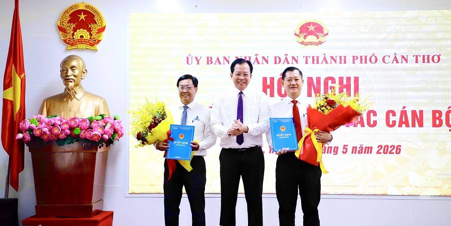 Trao quyết định đại diện phần vốn nhà nước và nghỉ hưu cho lãnh đạo Công ty CP Cấp thoát nước Cần Thơ