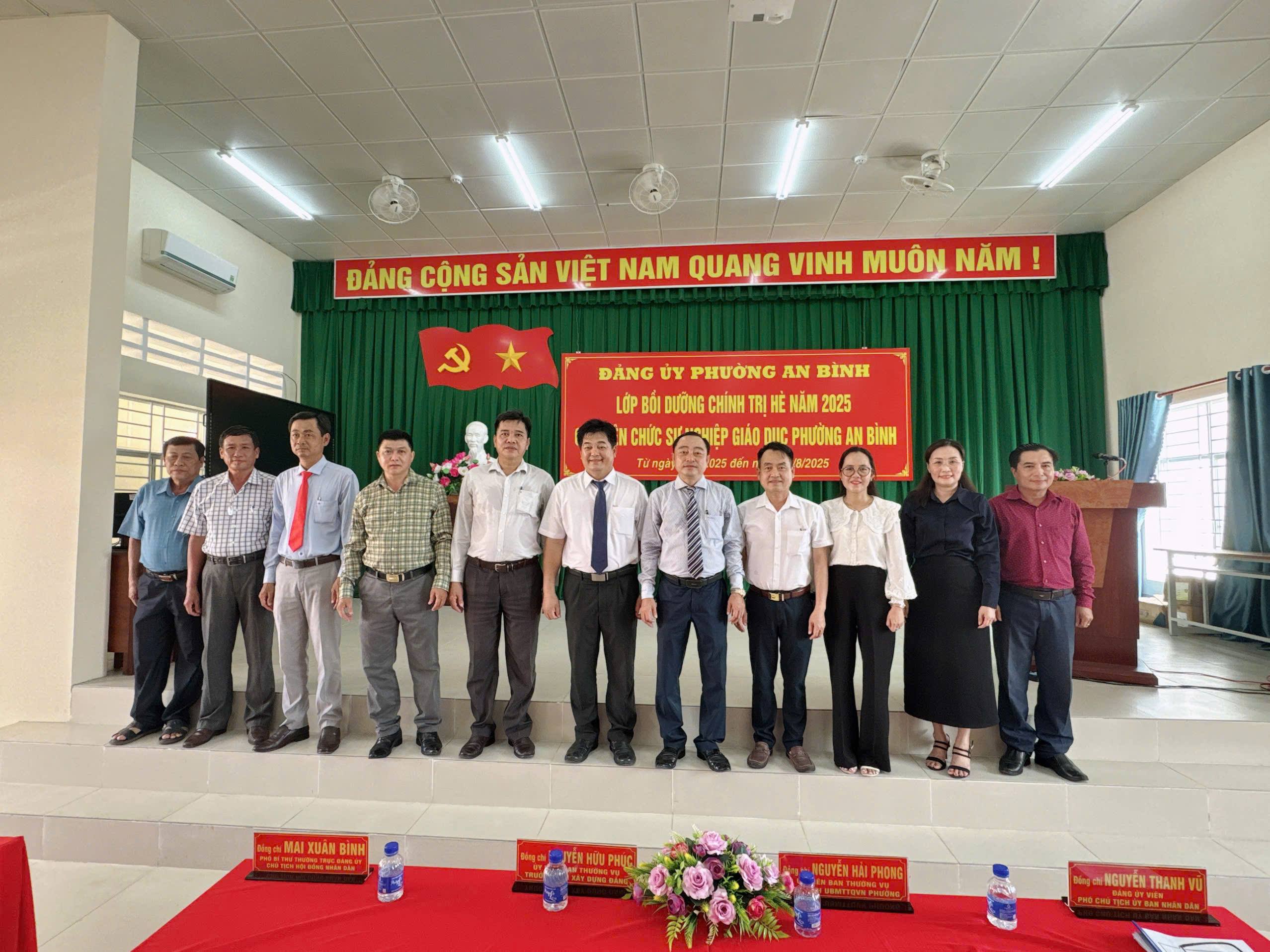 KHAI MẠC LỚP BỒI DƯỠNG LÝ LUẬN CHÍNH TRỊ HÈ NĂM 2025 CHO CHO VIÊN CHỨC SỰ NGHIỆP GIÁO DỤC TRÊN ĐỊA BÀN PHƯỜNG AN BÌNH