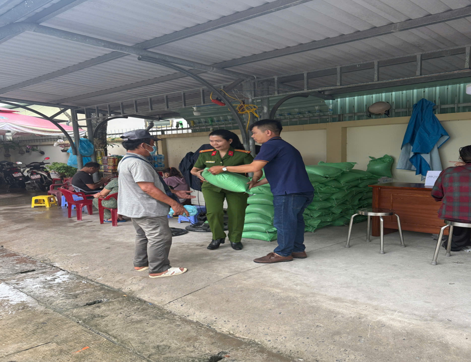 Công an phường An Bình trao quà Tết độc lập