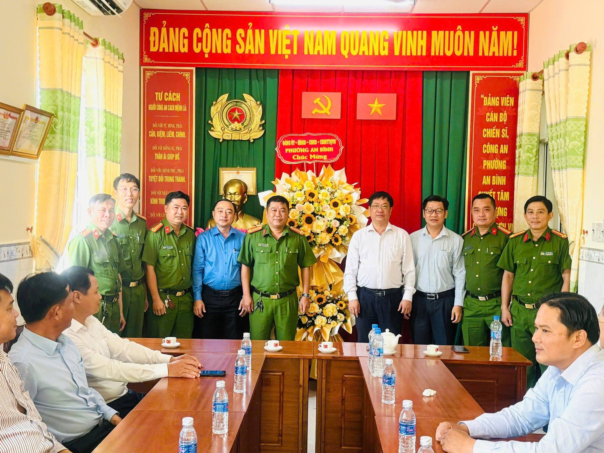 Đảng ủy - HĐND - UBND - UB MTTQVN phường An Bình đến thăm và chúc mừng Kỷ niệm 80 năm Ngày thống Công an nhân dân Việt Nam (19/8/1945 - 19/8/2025)