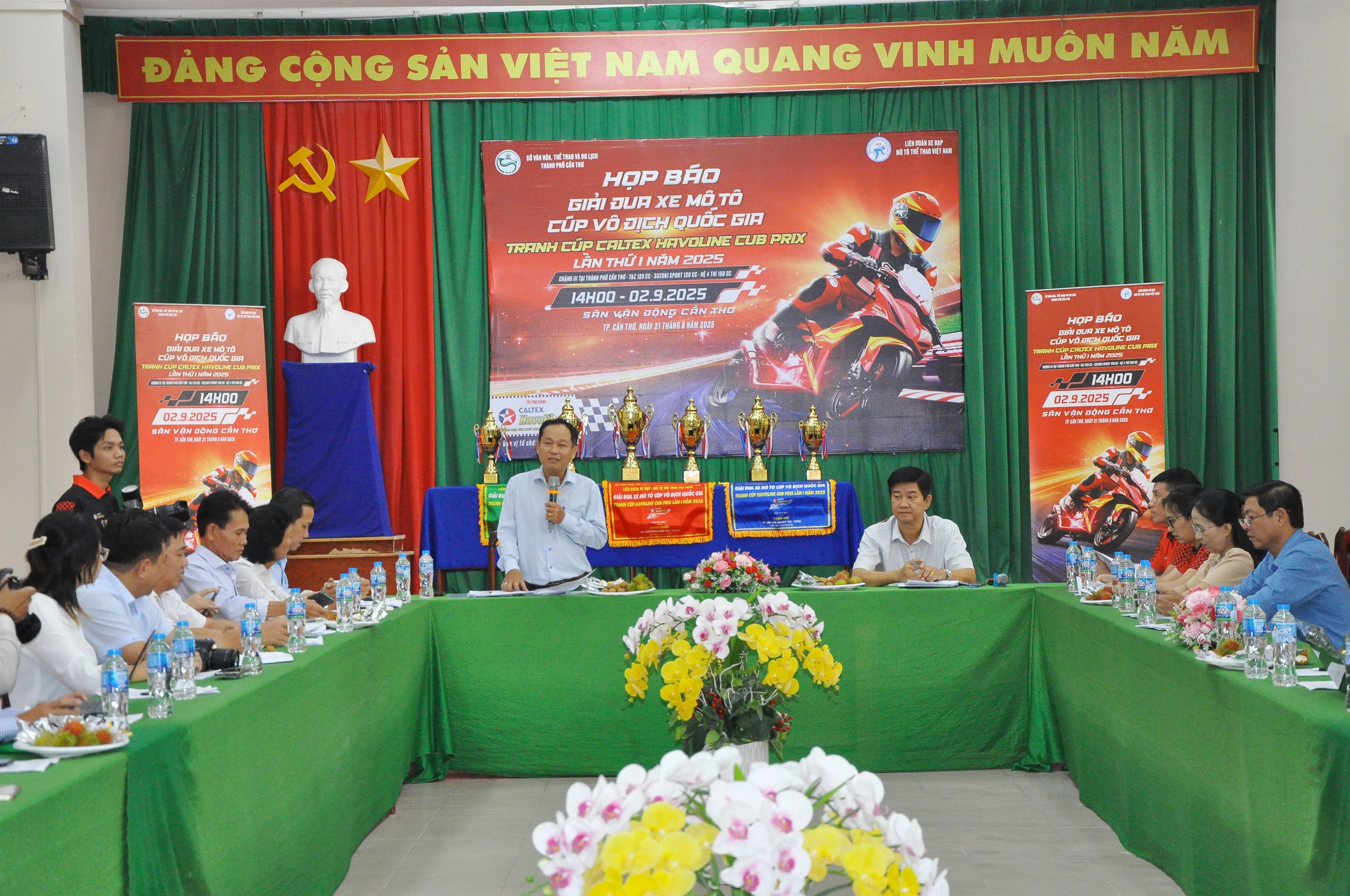60 vận động viên tranh tài chặng III Giải đua xe mô tô cúp vô địch quốc gia trên Sân vận động Cần Thơ
