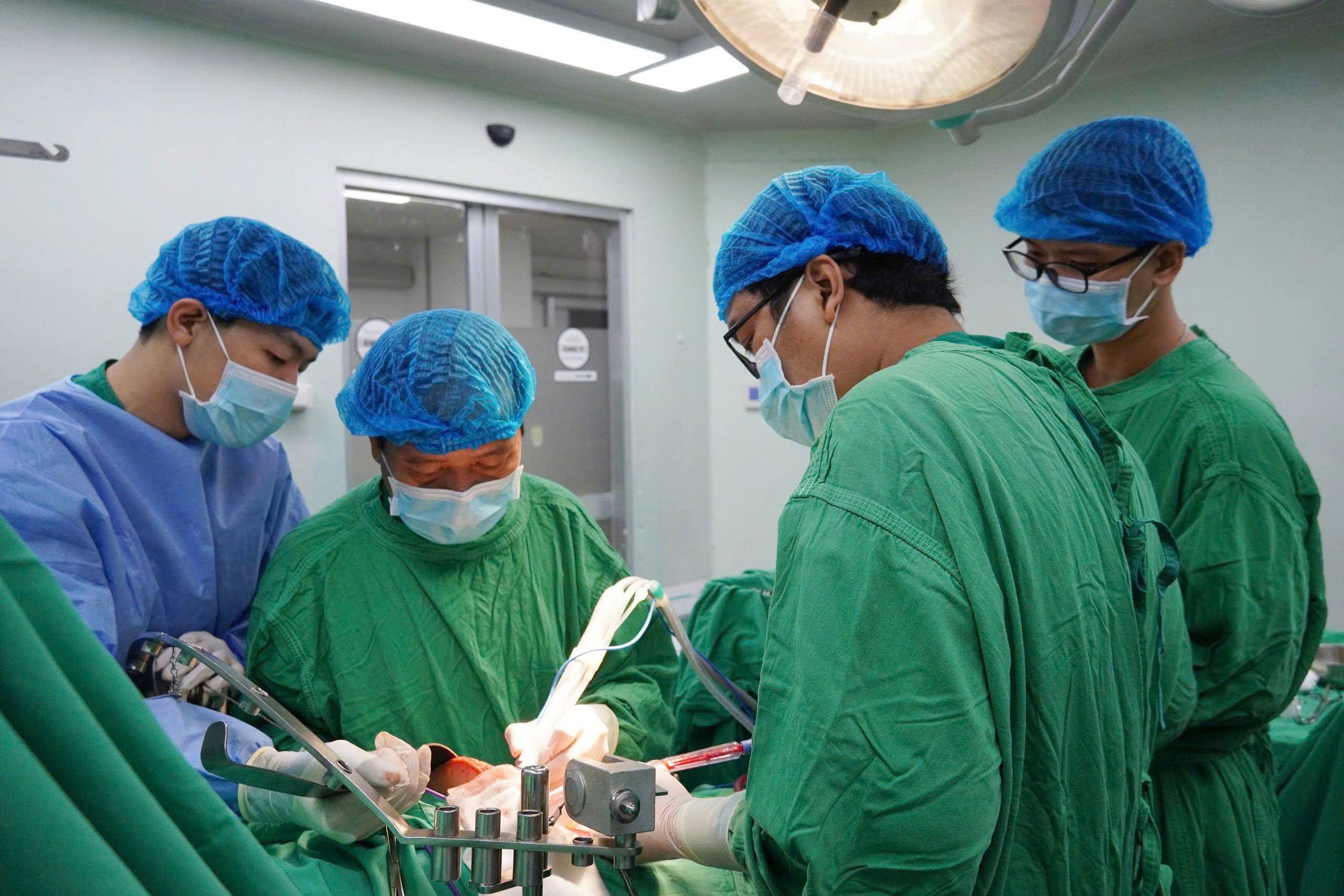 Lần đầu tiên thực hiện phẫu thuật cắt gan bằng hệ thống dao mổ siêu âm ở ĐBSCL