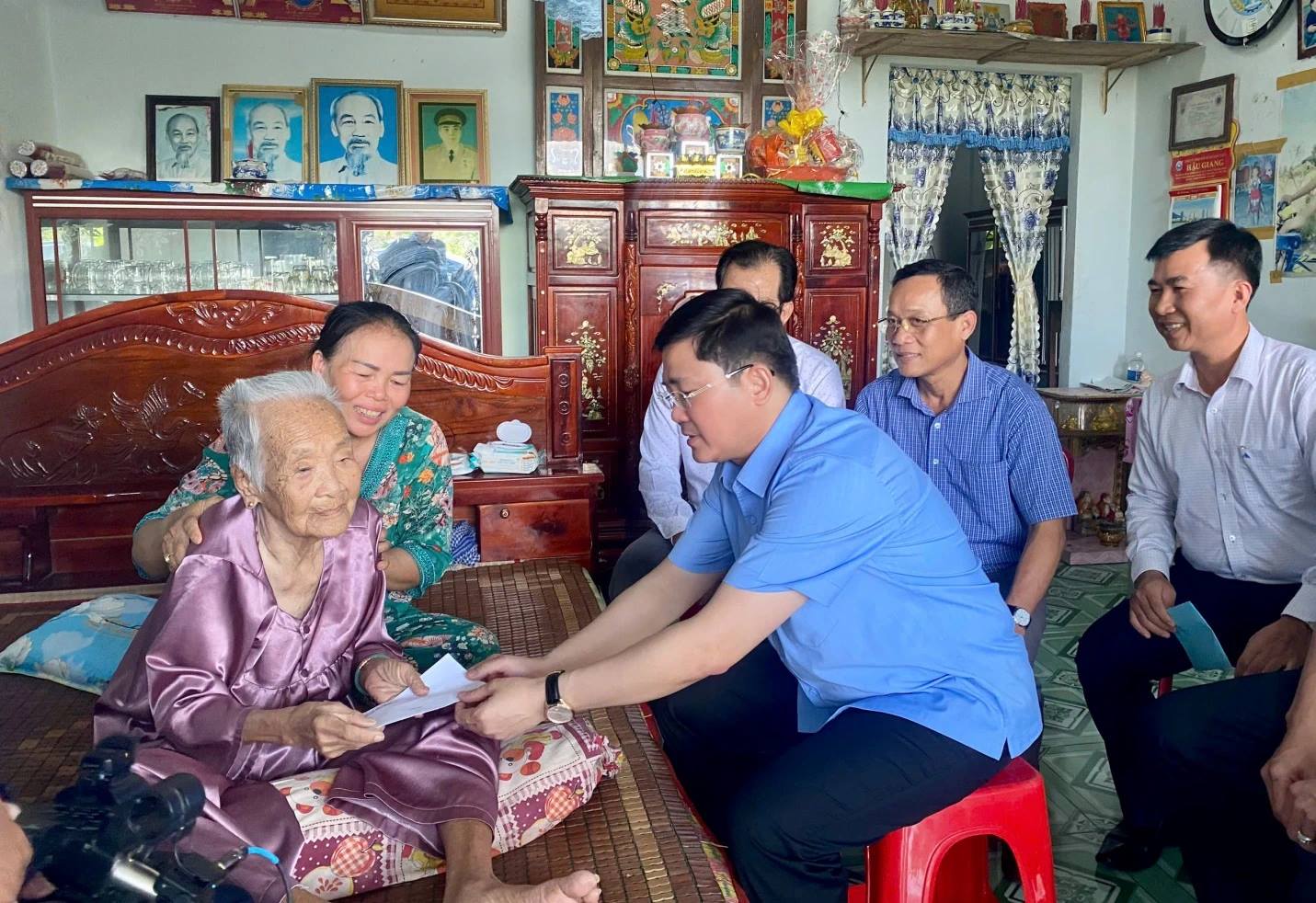 Lãnh đạo thành phố thăm, tặng quà cho người có công với cách mạng tại xã Hòa An 