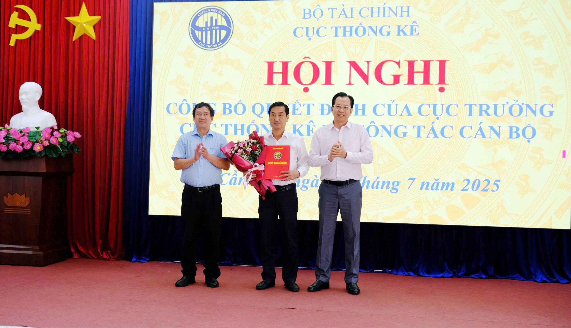 Trao quyết định bổ nhiệm công tác cán bộ tại Thống kê thành phố Cần Thơ
