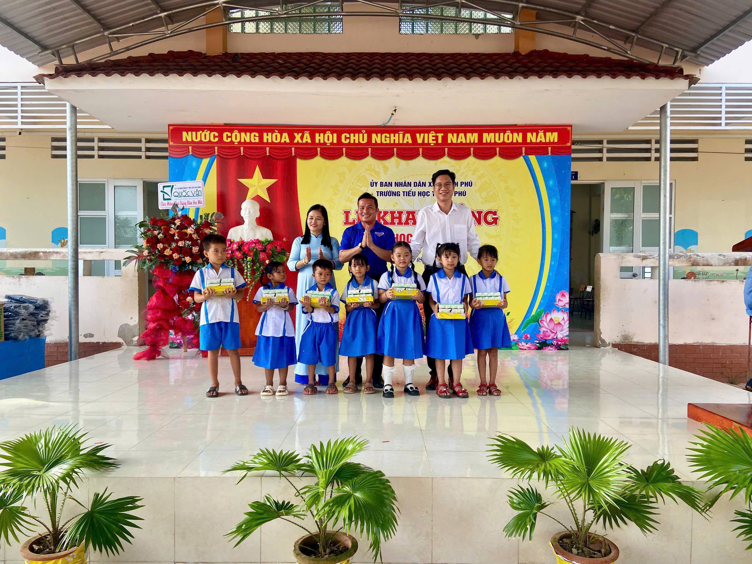 Chi đoàn cơ sở Văn phòng UBND thành phố phối hợp tổ chức Chương trình “Tiếp sức đến trường” tại xã Thạnh Phú