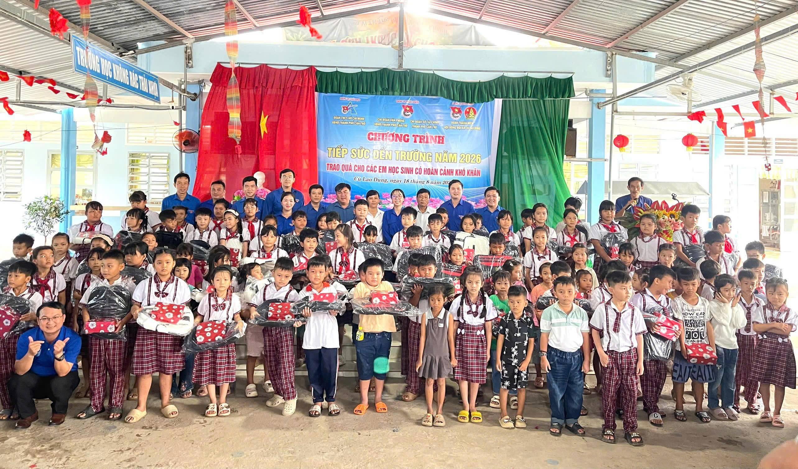 Chi đoàn Văn phòng UBND thành phố phối hợp tổ chức Chương trình “Tiếp sức đến trường” tại xã Cù Lao Dung