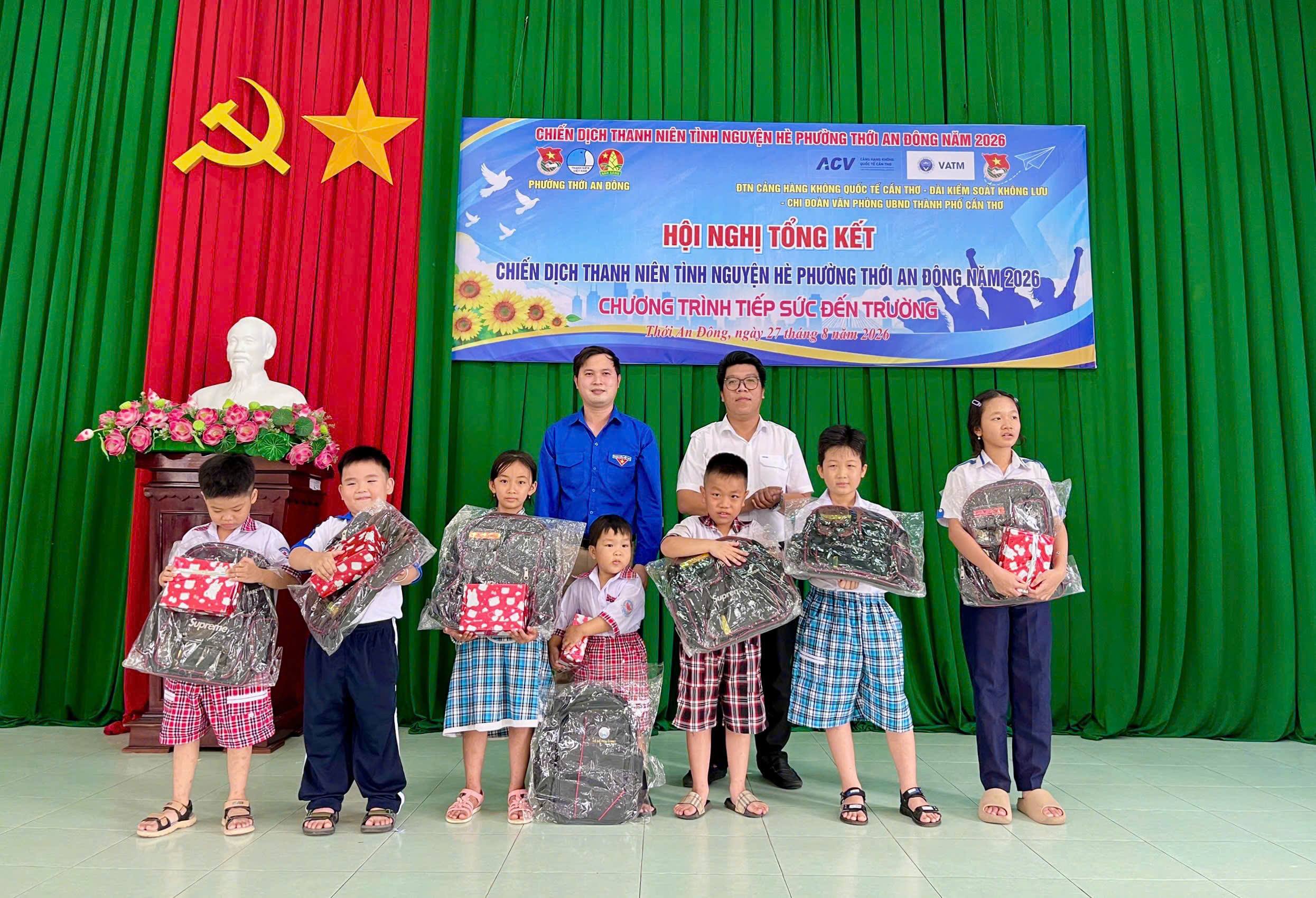 Chi đoàn Văn phòng UBND thành phố phối hợp tổ chức Chương trình “Tiếp sức đến trường” tại phường Thới An Đông