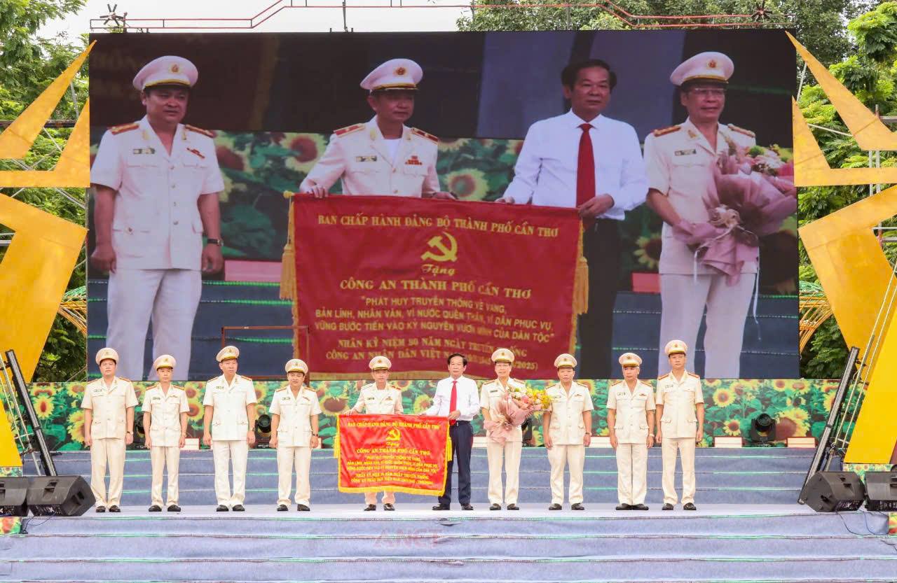 80 năm Công an nhân dân thành phố Cần Thơ: tiếp bước truyền thống vẻ vang, vững vàng trách nhiệm trong tình hình mới