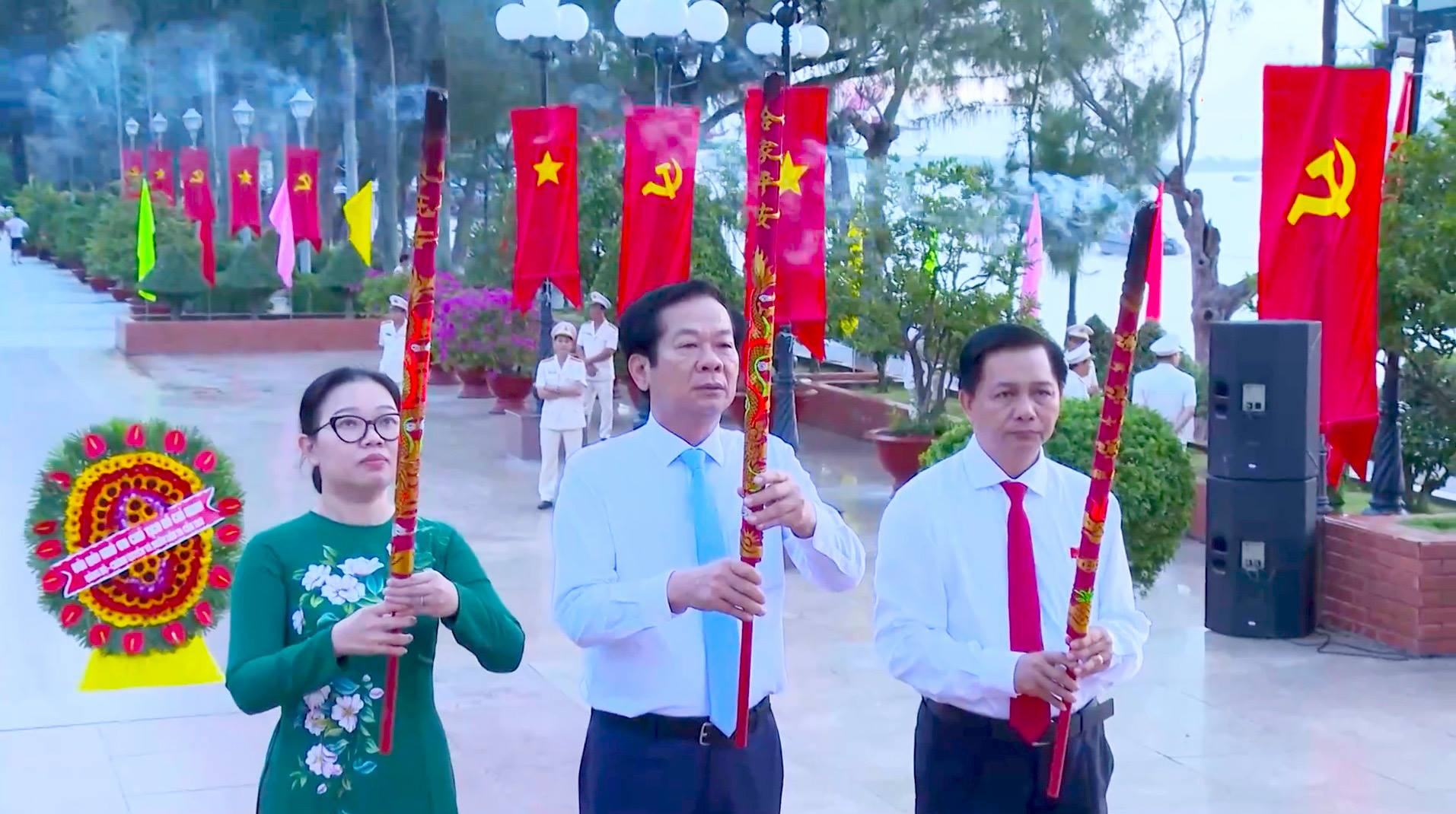 Lãnh đạo thành phố Cần Thơ viếng Nghĩa trang Liệt sĩ nhân kỷ niệm 80 năm Ngày truyền thống Công an nhân dân