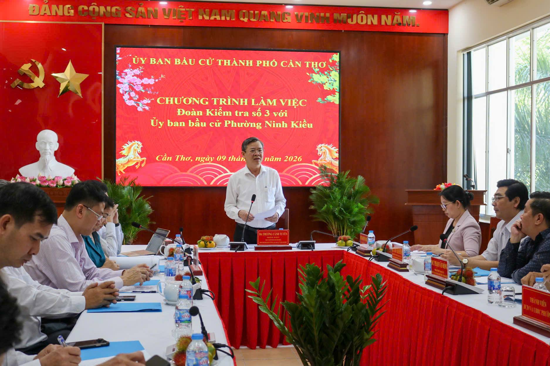 Lãnh đạo thành phố kiểm tra công tác chuẩn bị bầu cử tại phường Ninh Kiều