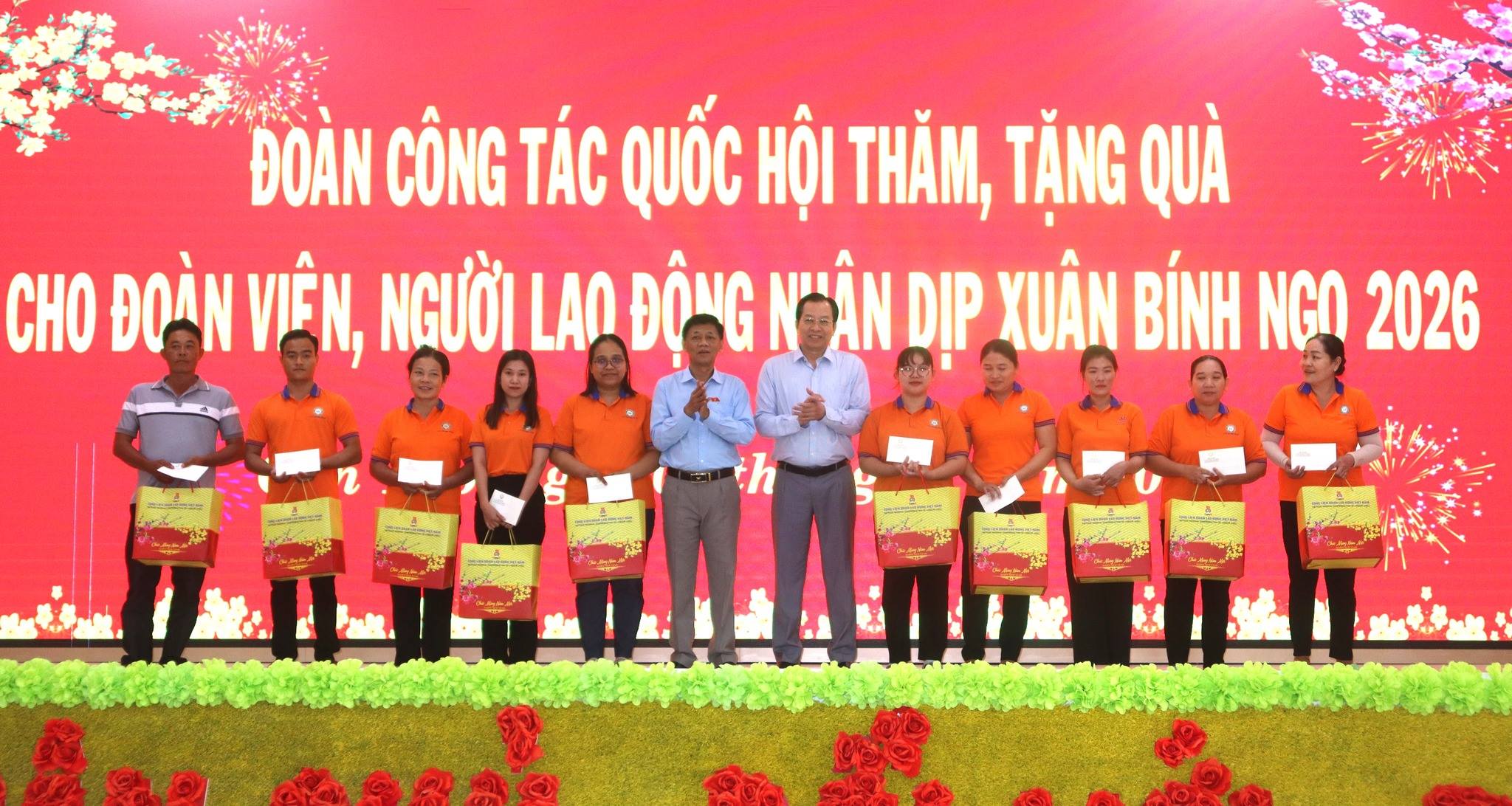 Đoàn công tác Quốc hội thăm, tặng quà đoàn viên, người lao động và hộ khó khăn tại xã Trần Đề và phường Mỹ Xuyên dịp Xuân Bính Ngọ 2026