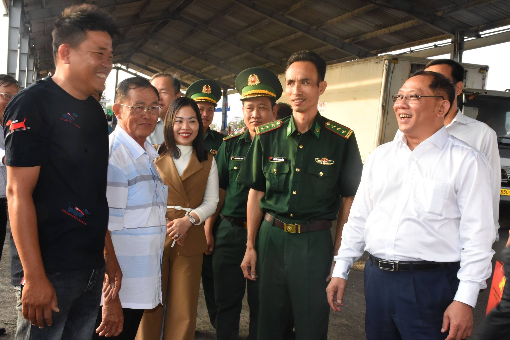 Phó Chủ tịch Ủy ban nhân dân thành phố thăm, động viên ngư dân ra khơi đầu năm tại Lăng Ông Nam Hải và Cảng cá Trần Đề