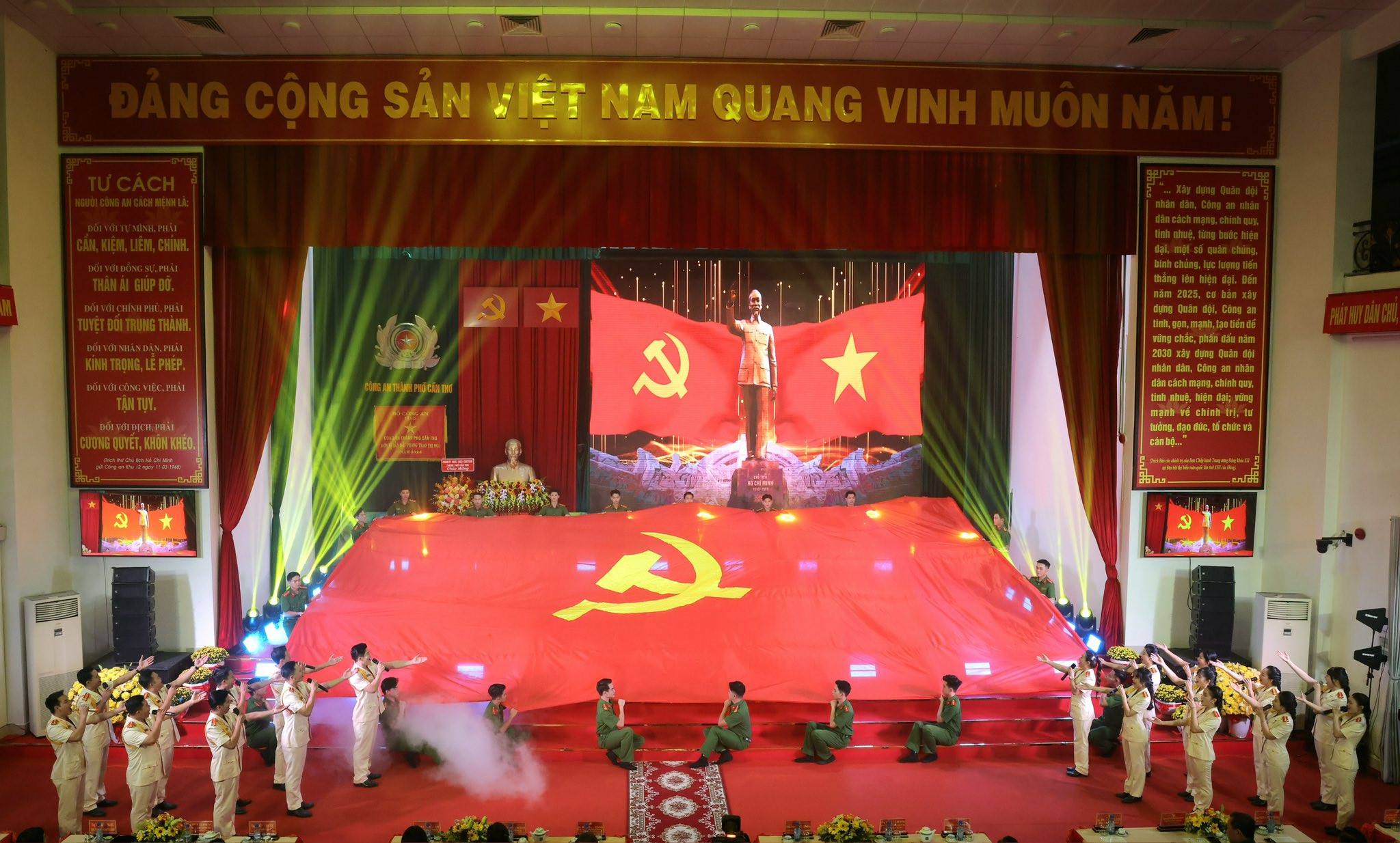 Công an thành phố Cần Thơ tổ chức chương trình nghệ thuật chào mừng Đại hội XIV của Đảng, trao tặng 1.000 căn nhà