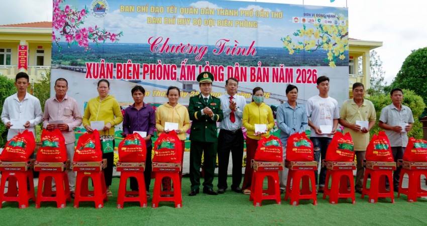 Xuân Biên phòng ấm lòng dân bản mang Tết yêu thương đến xã đảo Cù Lao Dung