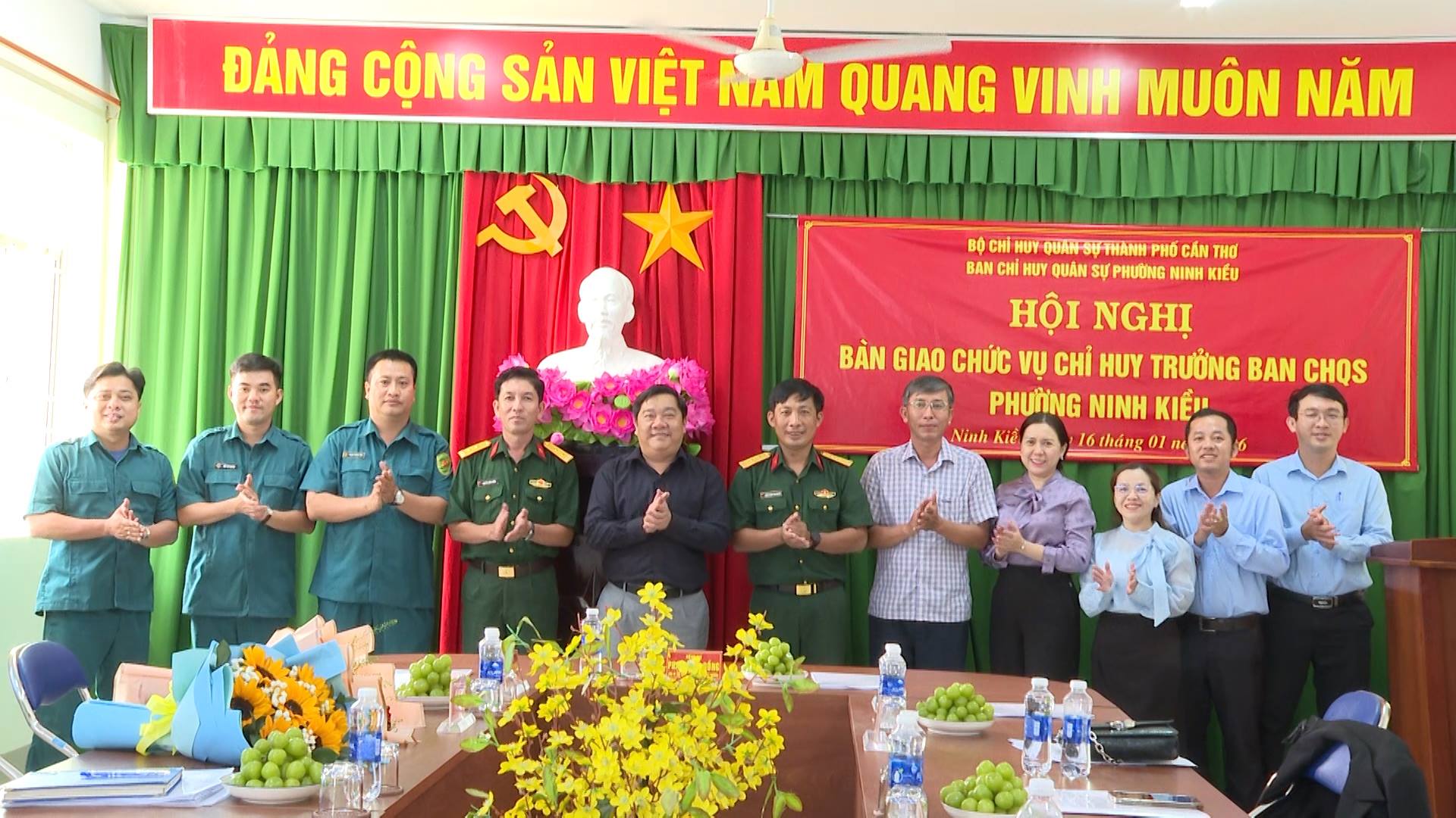 BÀN GIAO NHIỆM VỤ CHỈ HUY TRƯỞNG BAN CHỈ HUY QUÂN SỰ PHƯỜNG NINH KIỀU