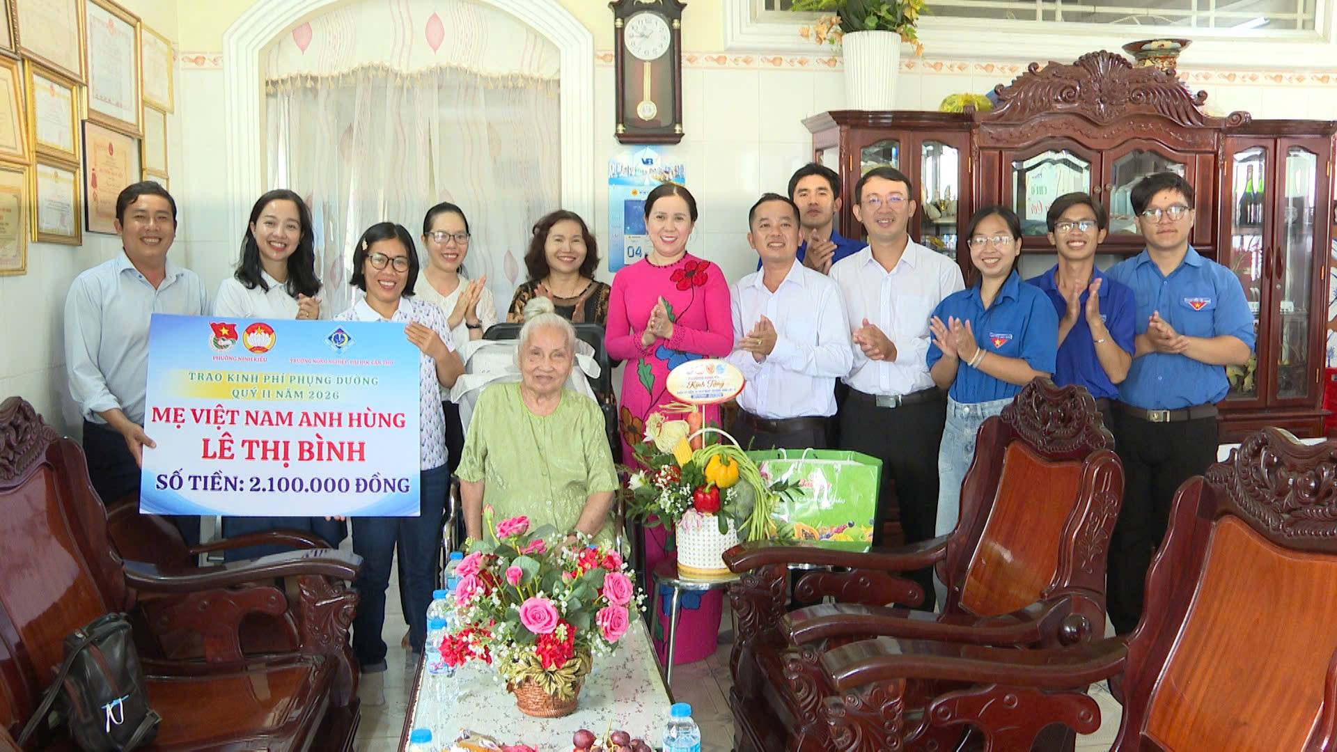 PHƯỜNG NINH KIỀU THĂM, TẶNG QUÀ MẸ VIỆT NAM ANH HÙNG LÊ THỊ BÌNH