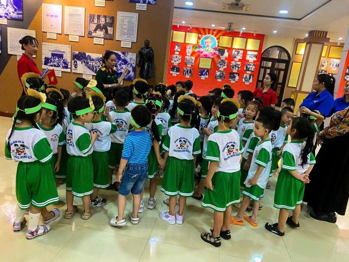 LỚP HỌC HẠNH PHÚC - NƠI TRẺ ĐƯỢC YÊU THƯƠNG VÀ TỰ DO SÁNG TẠO 