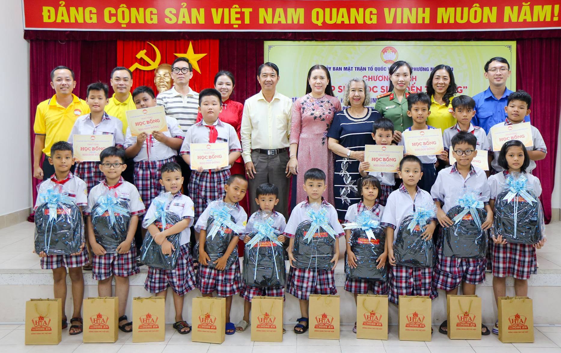 TIẾP SỨC HỌC SINH ĐẾN TRƯỜNG – TRAO YÊU THƯƠNG, GỬI NIỀM TIN 