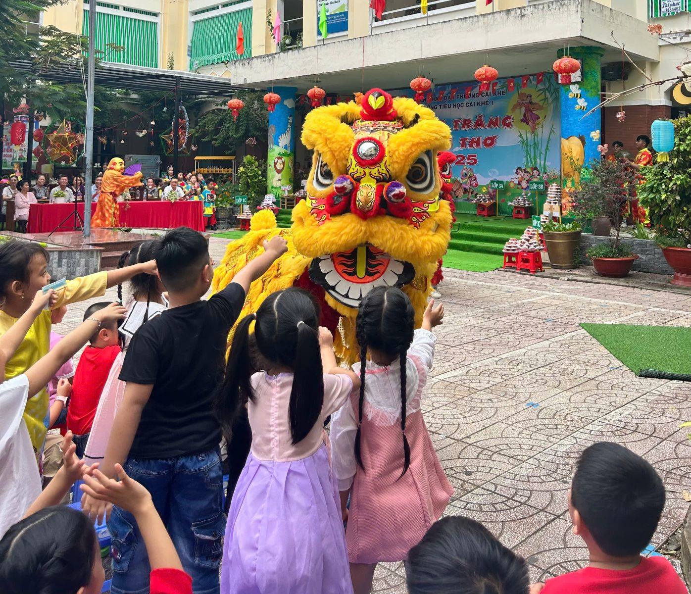 TẾT TRUNG THU TRÀN NGẬP NIỀM VUI TẠI TRƯỜNG TIỂU HỌC CÁI KHẾ 1