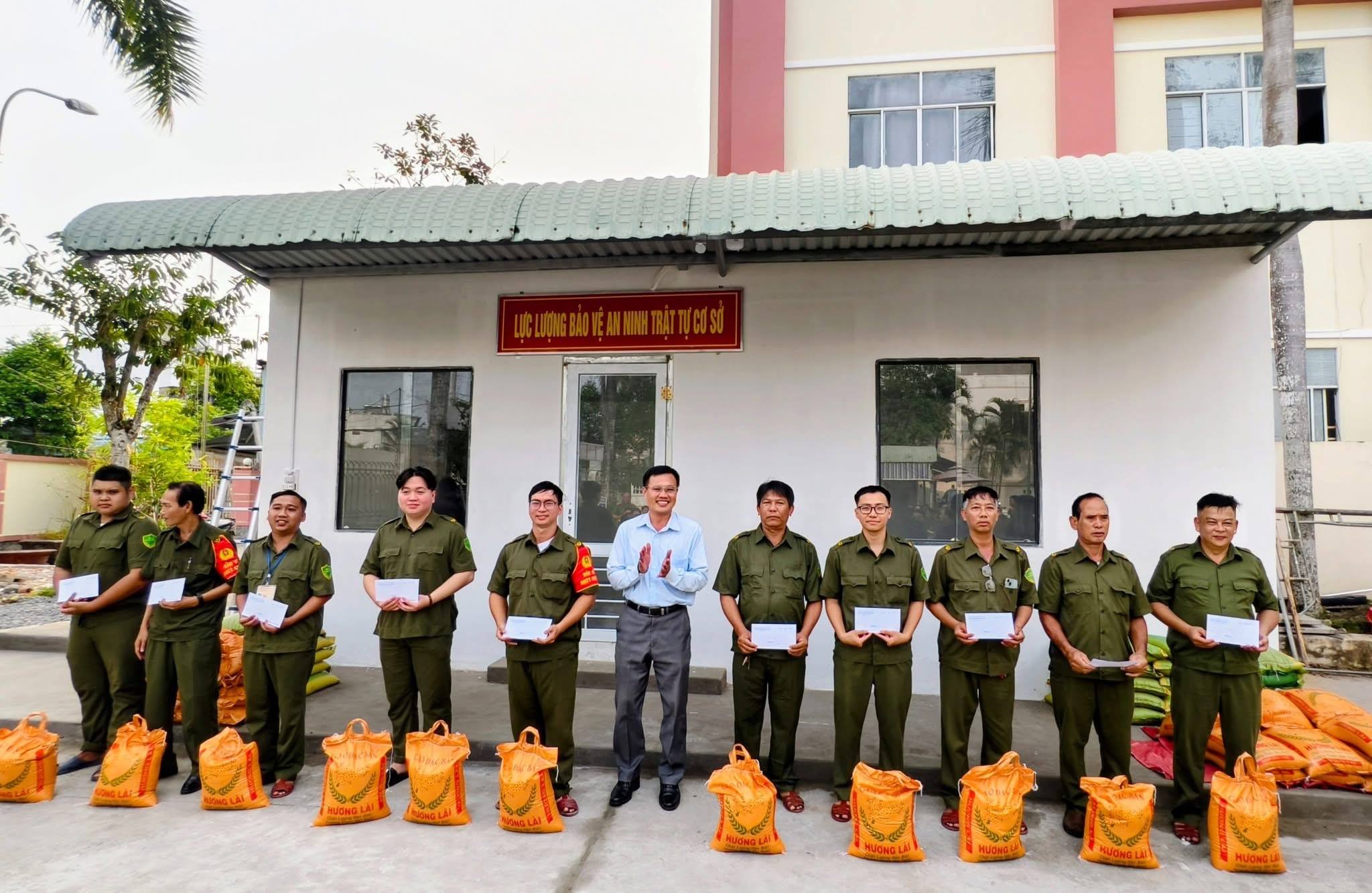 Bình Thủy: Khánh thành nhà ở lực lượng bảo vệ an ninh trật tự cơ sở, tặng quà Tết động viên cán bộ