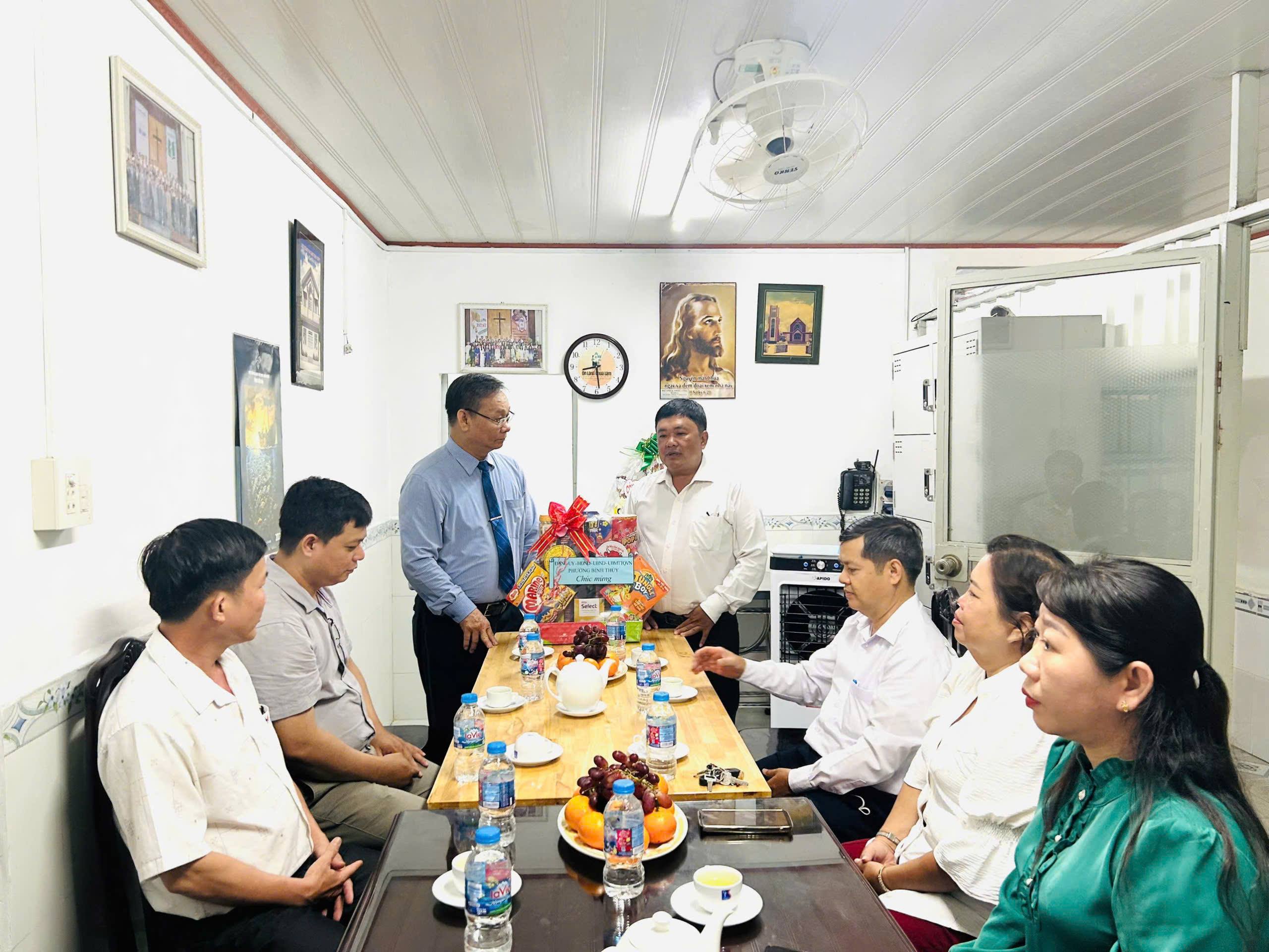 Phường Bình Thủy thăm, chúc mừng Lễ Giáng sinh năm 2025