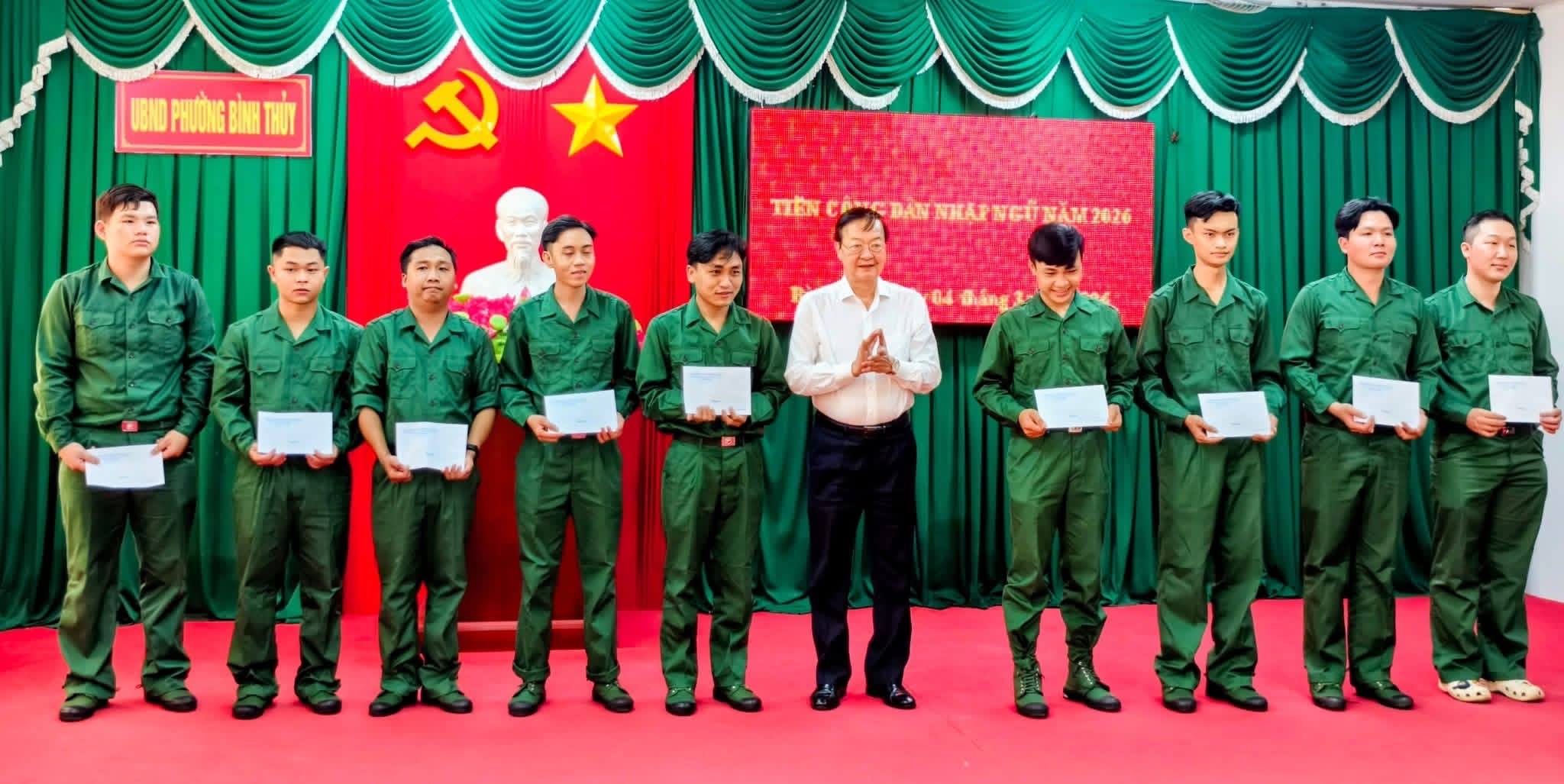 Phường Bình Thủy tiễn thanh niên lên đường nhập ngũ năm 2026