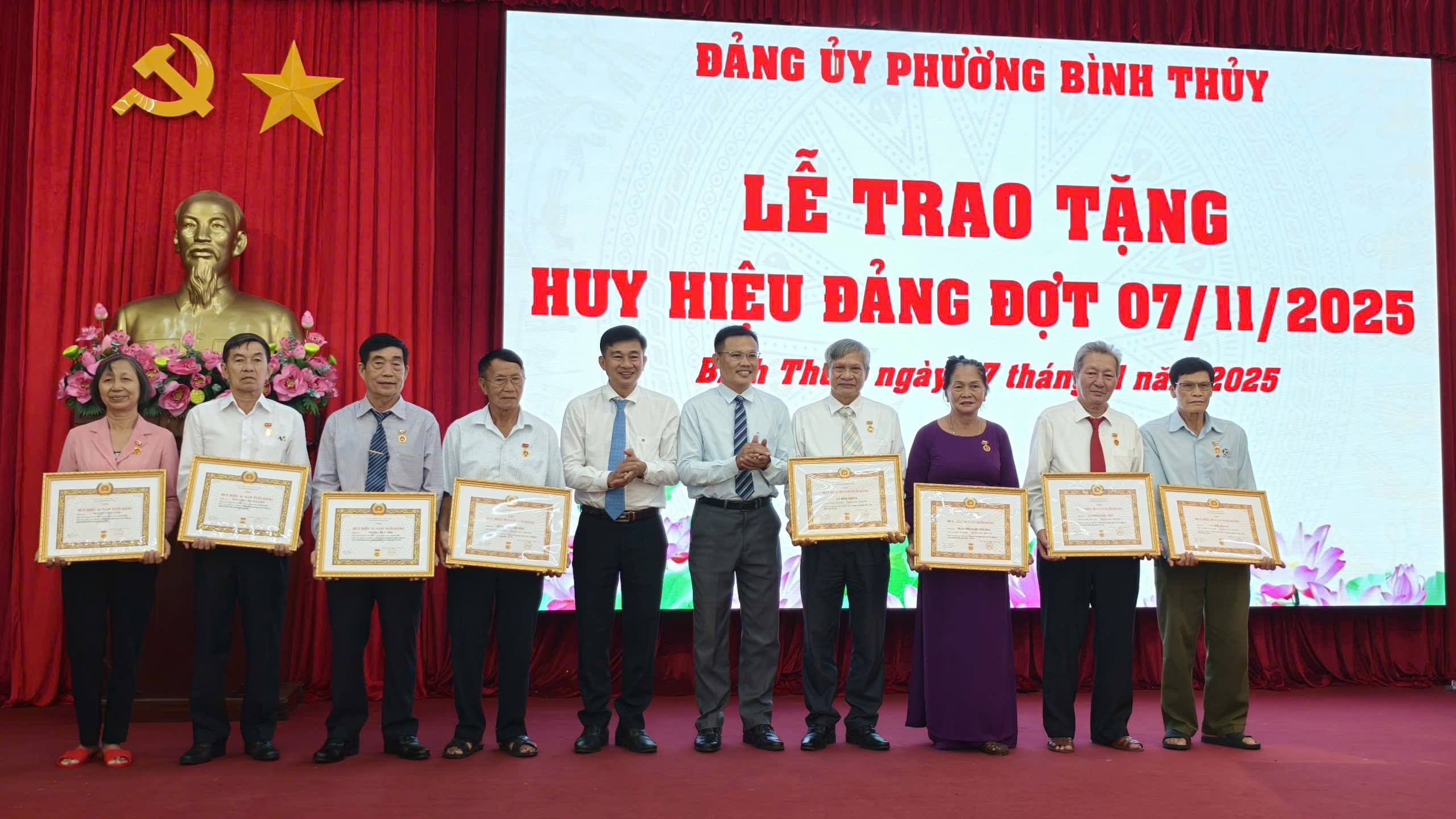 Bình Thủy tổ chức trao tặng 45 Huy hiệu Đảng đợt 7/11