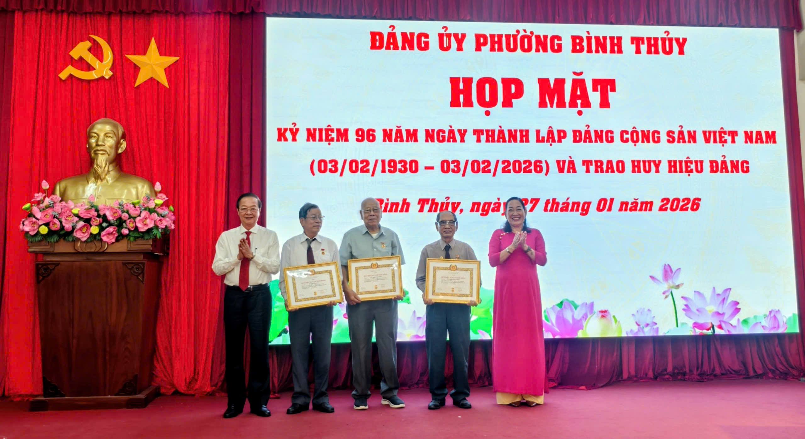 Phường Bình Thủy họp mặt, trao Huy hiệu Đảng nhân kỷ niệm 96 năm Ngày thành lập Đảng