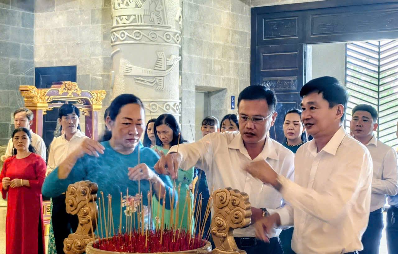Lãnh đạo phường Bình Thủy viếng Đền thờ Vua Hùng tại TP. Cần Thơ nhân dịp đầu Xuân 2026