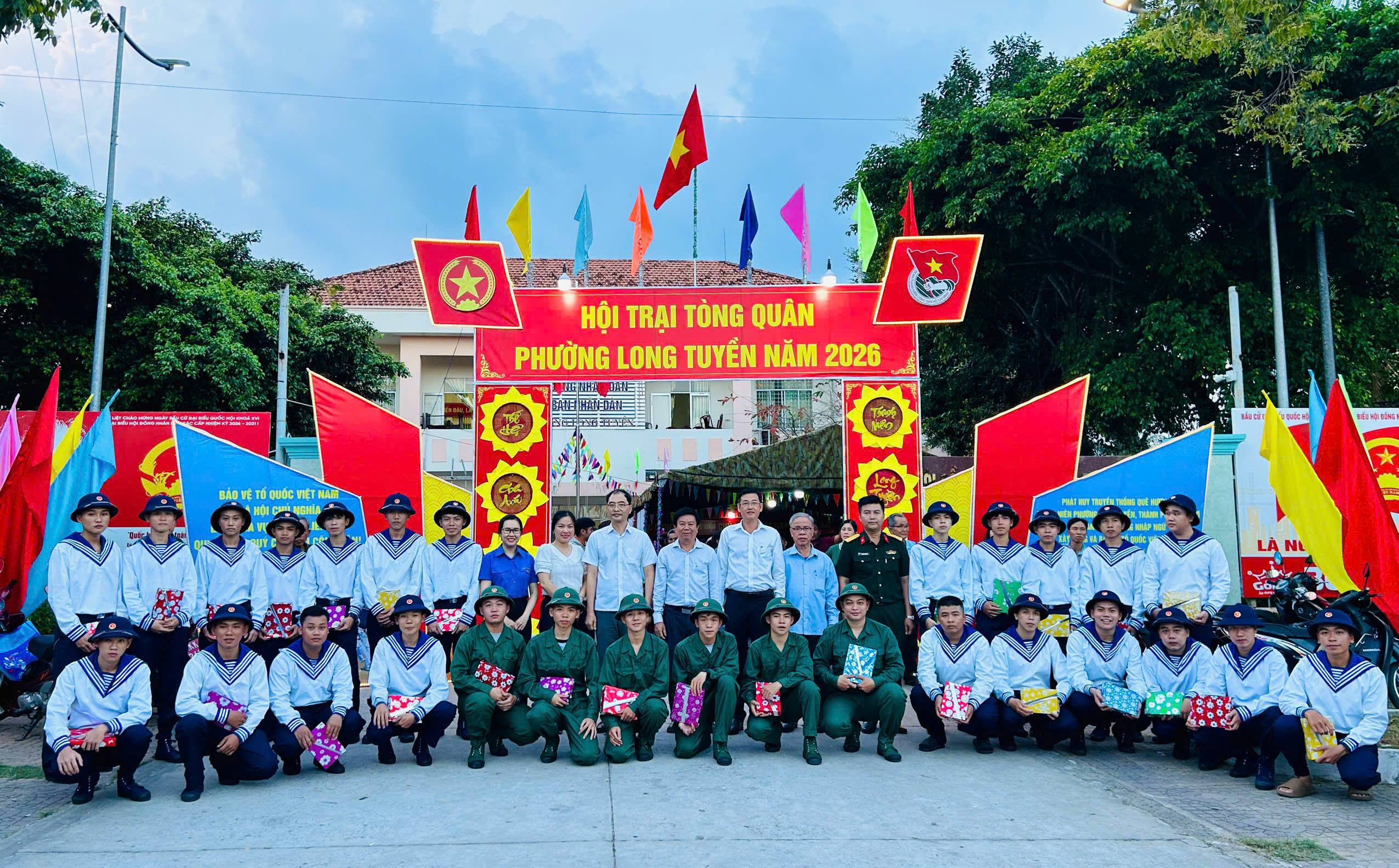 Phường Long Tuyền thăm hỏi, động viên tân binh trước ngày lên đường nhập ngũ