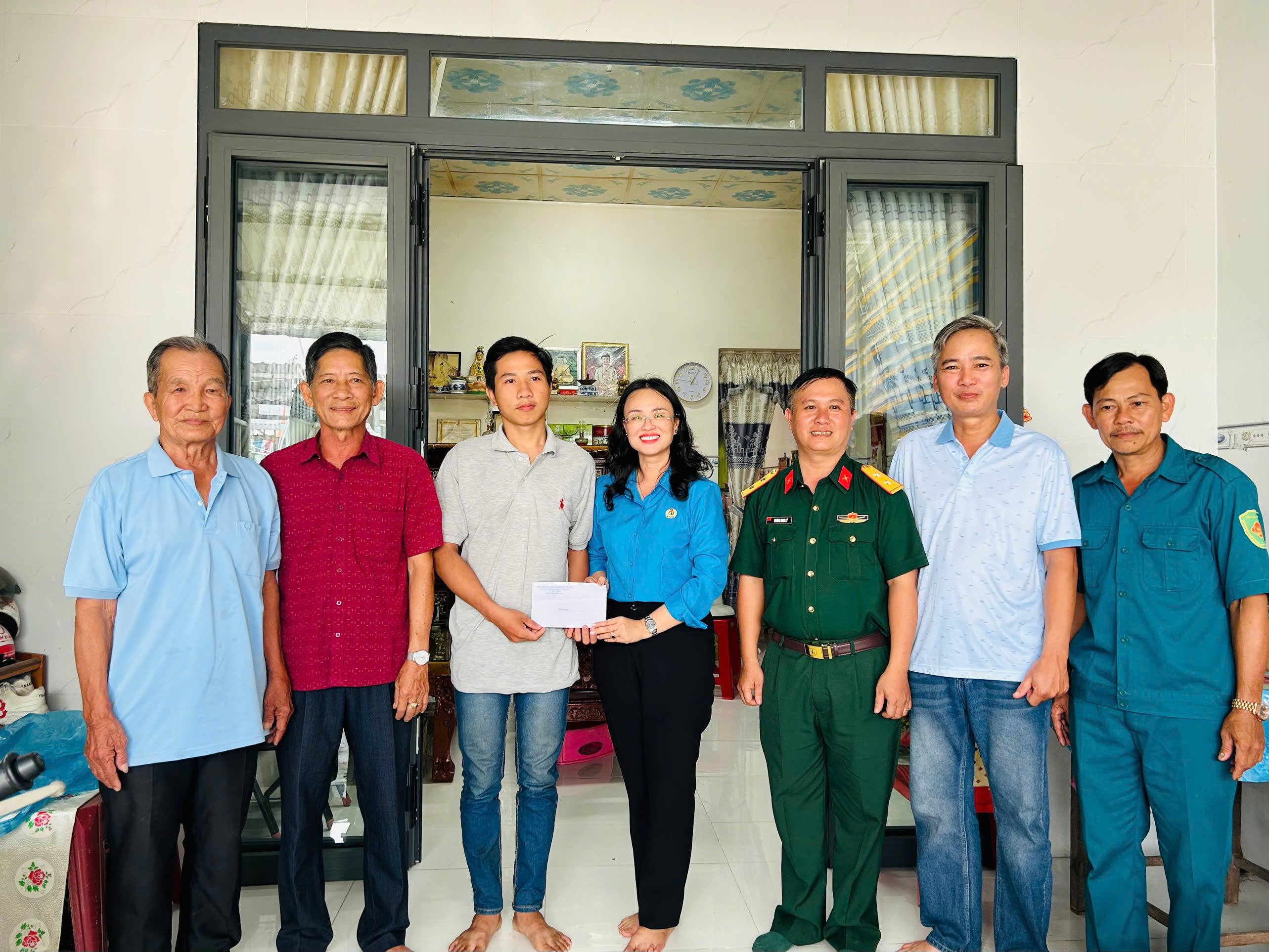 Lãnh đạo thành phố Cần Thơ thăm, động viên thanh niên lên đường nhập ngũ tại phường Long Tuyền