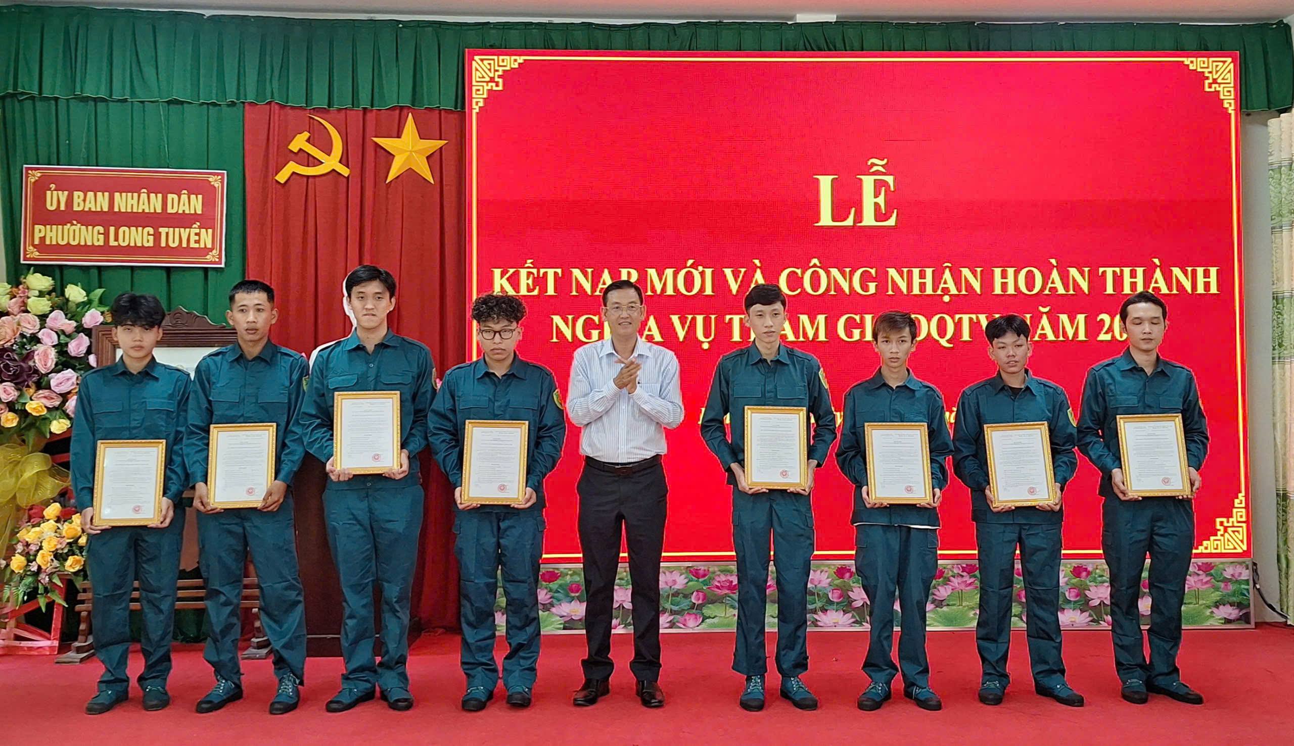 Phường Long Tuyền tổ chức Lễ kết nạp mới và công nhận hoàn thành nghĩa vụ tham gia dân quân tự vệ năm 2026