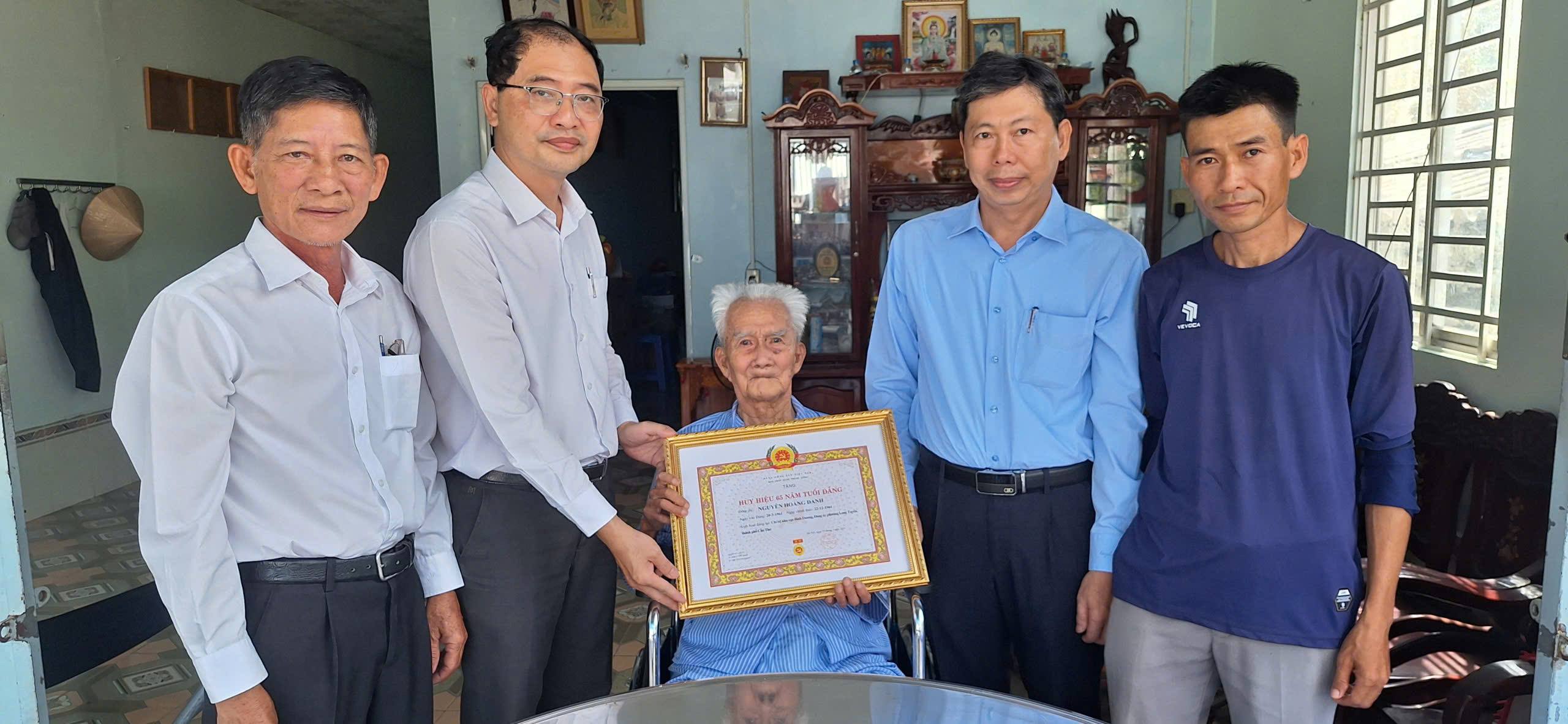 Long Tuyền: Trao Huy hiệu 65 năm tuổi Đảng tại nhà cho đảng viên cao niên