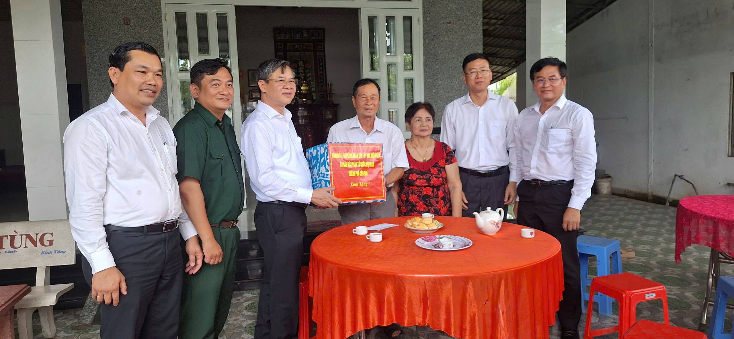 Chủ tịch UBND thành phố Cần Thơ thăm, tặng quà người có công tại phường Long Tuyền