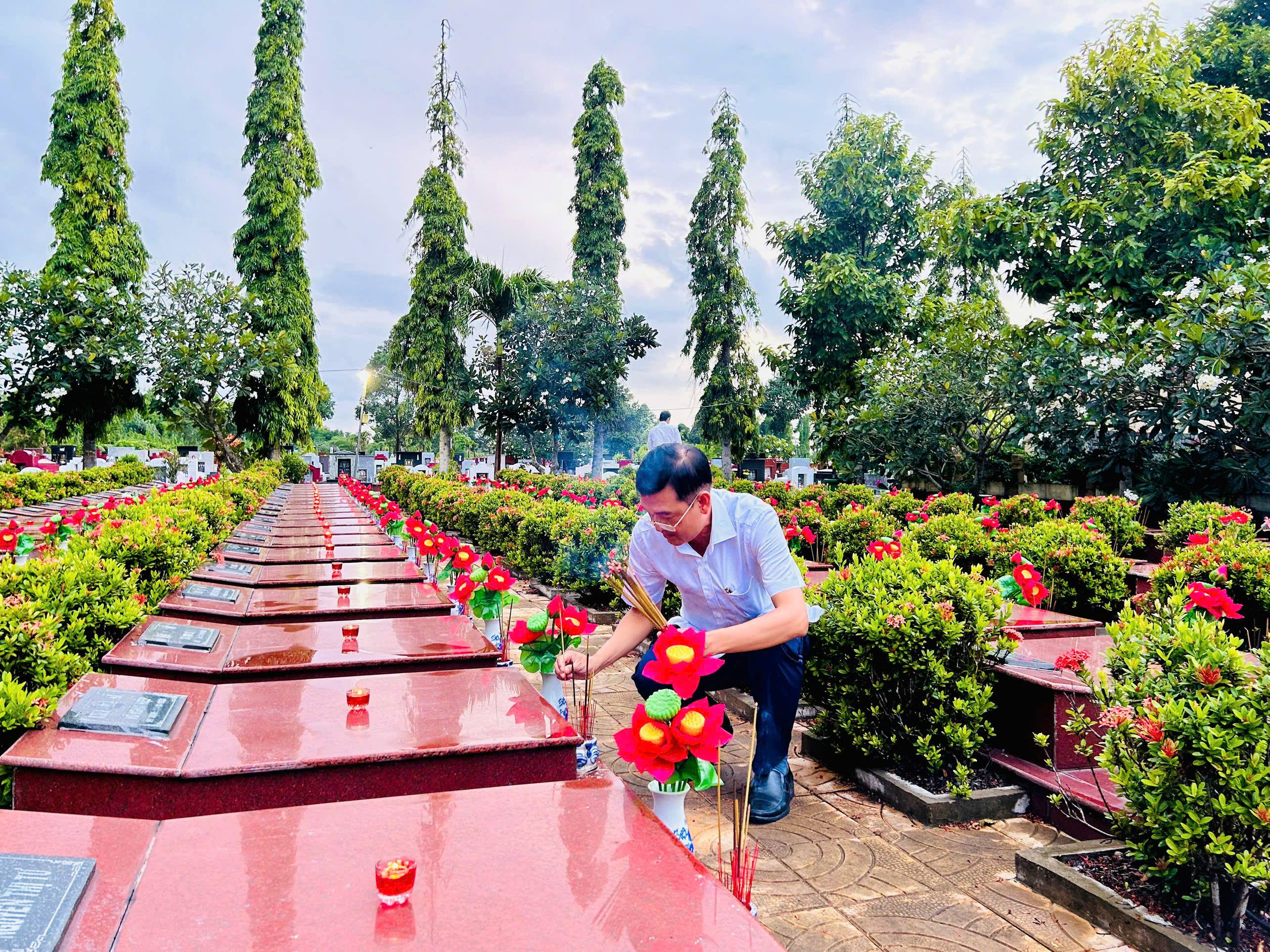 Long Tuyền thắp nến tri ân các Anh hùng liệt sĩ, trao quà gia đình chính sách