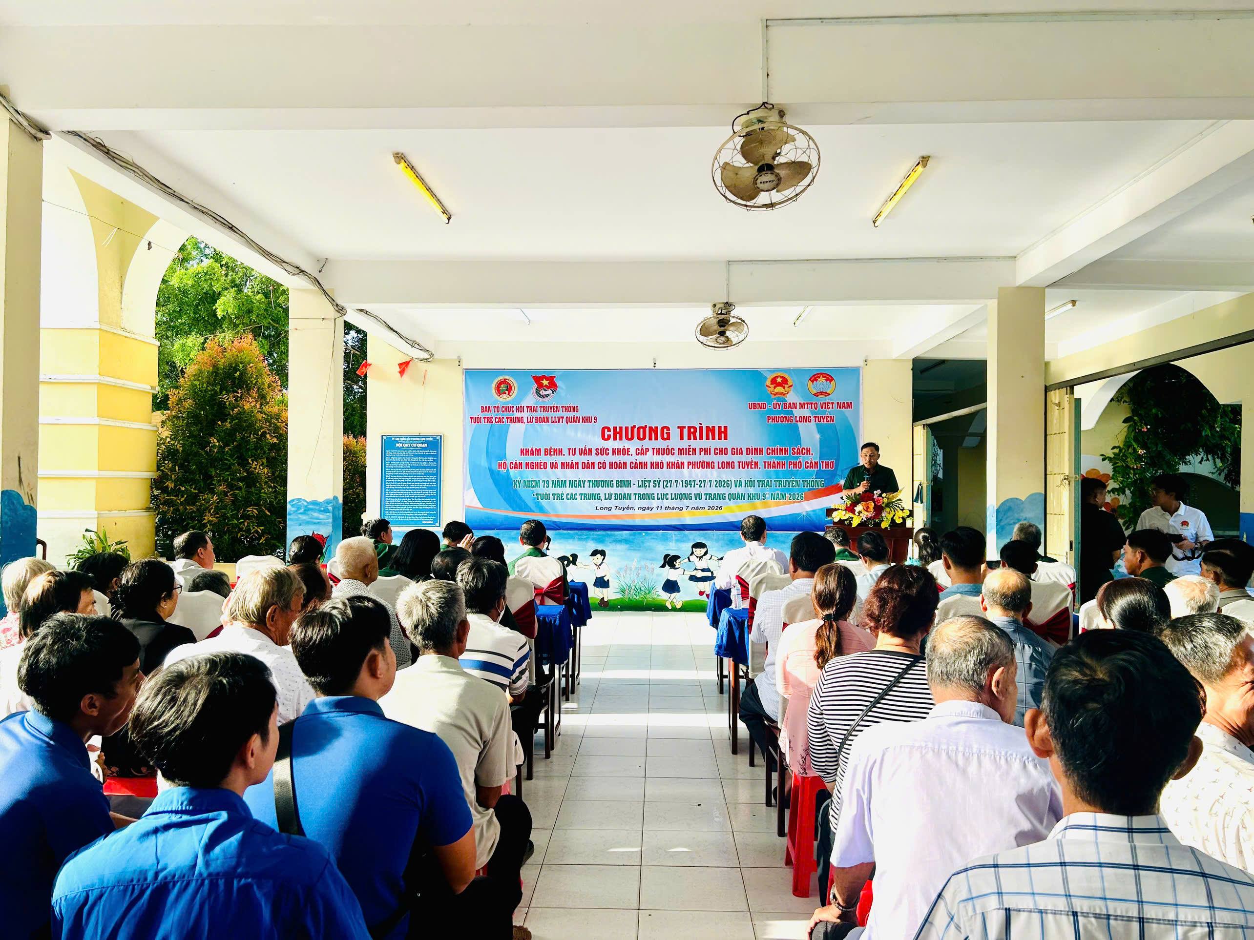 Phường Long Tuyền phối hợp khám bệnh, cấp thuốc miễn phí và tặng quà cho người dân có hoàn cảnh khó khăn