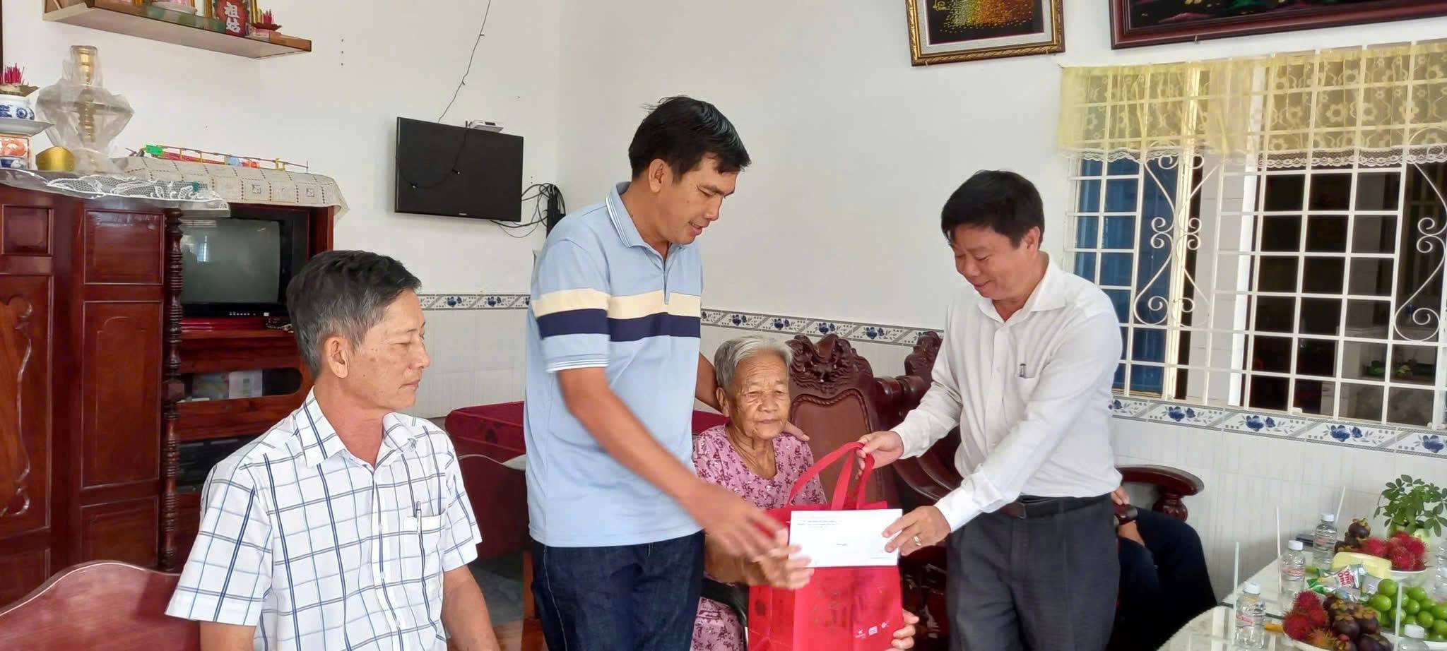 Phường Long Tuyền thăm, tặng quà các gia đình người có công nhân kỷ niệm 79 năm Ngày Thương binh – Liệt sĩ