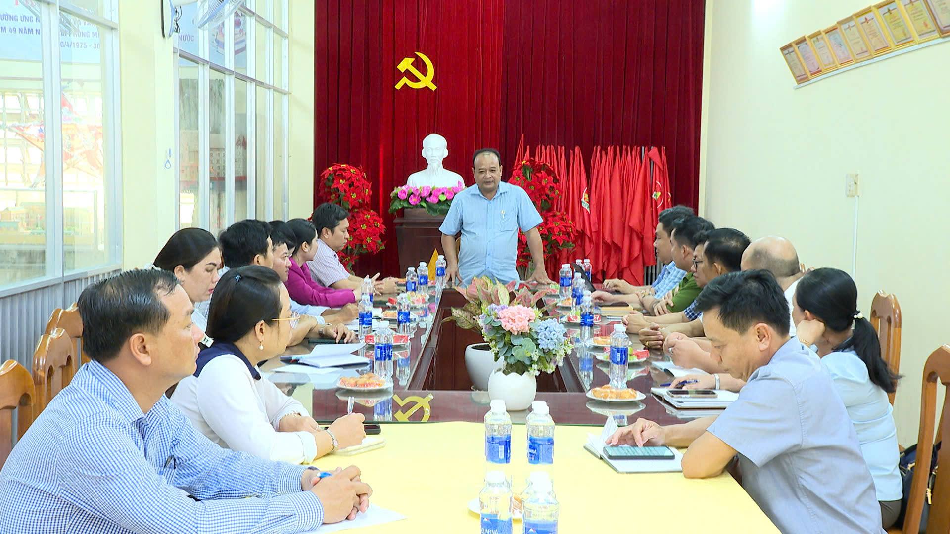 Cái Răng: Trưởng Ban Tuyên giáo và Dân vận Thành ủy kiểm tra công tác chuẩn bị khai giảng năm học mới và tiến độ các công trình