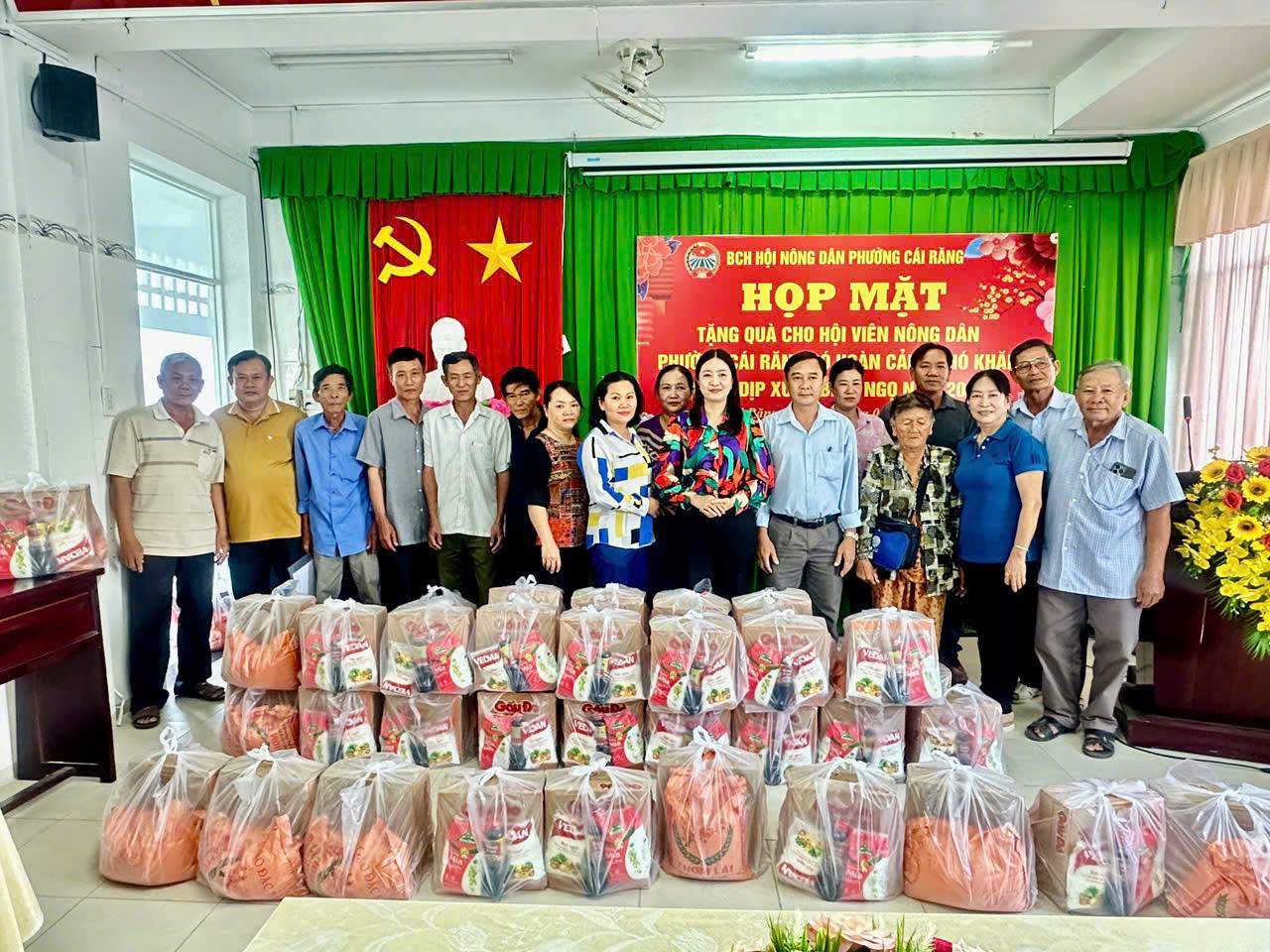 HỘI NÔNG DÂN PHƯỜNG CÁI RĂNG TỔ CHỨC PHÁT QUÀ CHO HỘI VIÊN NÔNG DÂN CÓ HOÀN CẢNH KHÓ KHĂN