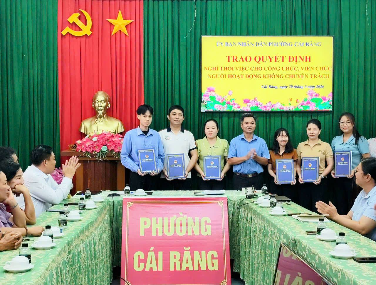 Cái Răng: trao Quyết định nghỉ thôi việc cho 25 công chức viên chức và người hoạt động không chuyên trách 